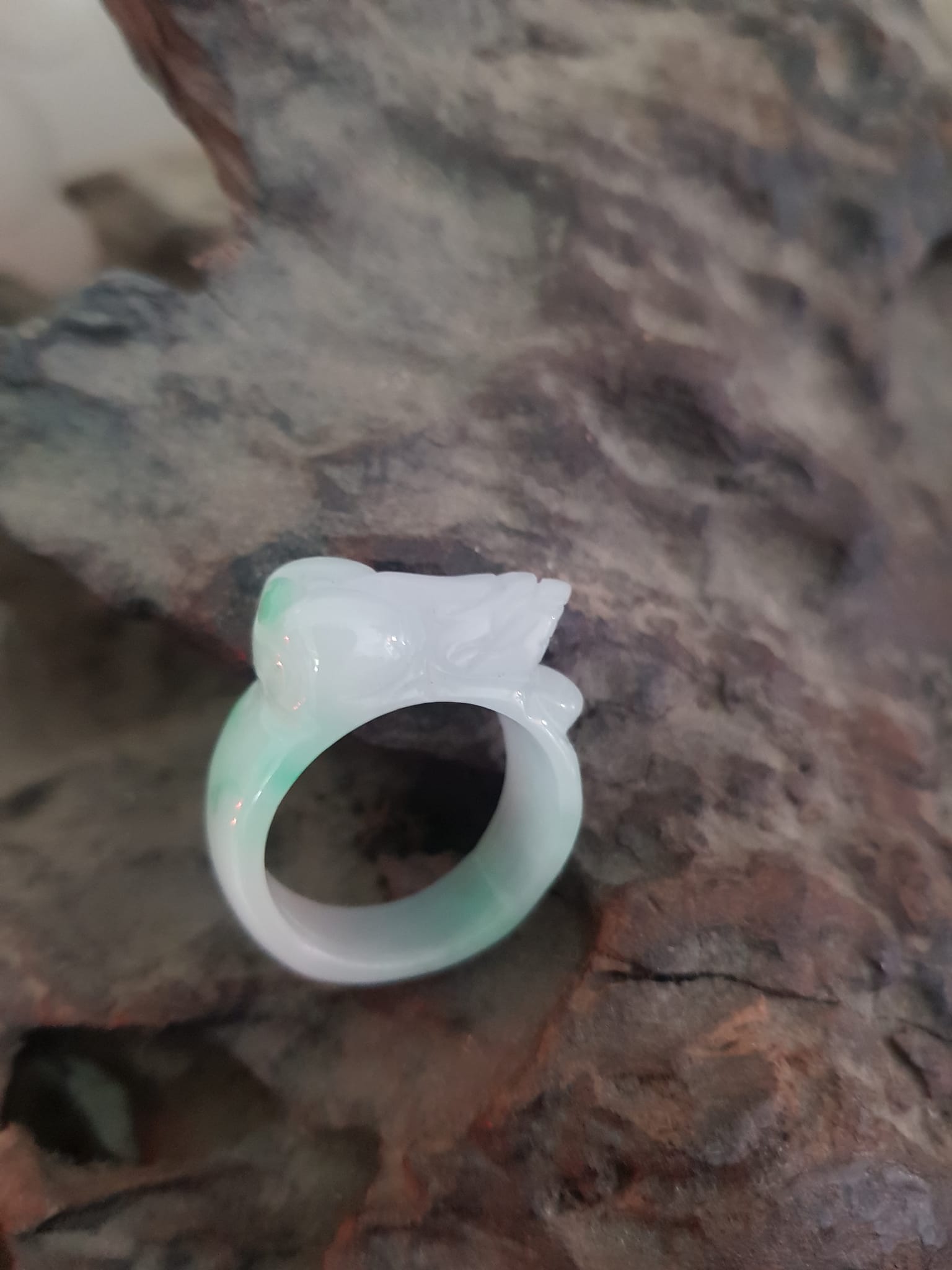 Nhẫn Tỳ Hưu Mới Nam Ni 19mm Đá Cẩm Thạch Tự Nhiên Trắng Xanh nhẹ Bóng Đẹp Size Nhẫn đk 19mm x bản 11mm ạ