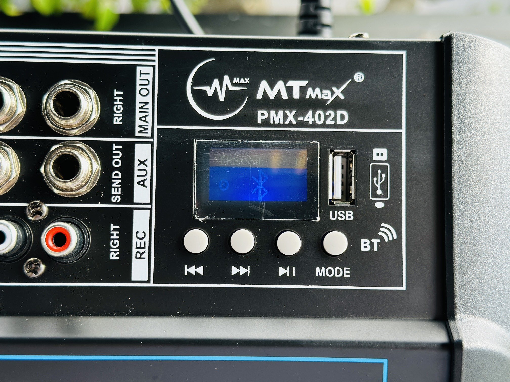Bàn Mixer Mini Liền Công Suất Lớn MTMAX PMX 402D - Bàn Trộn Chính Hãng 4 Kênh Micro 2 Đầu Ra 600W 16 Hiệu Ứng DSP 48V Phantom hàng chính hãng