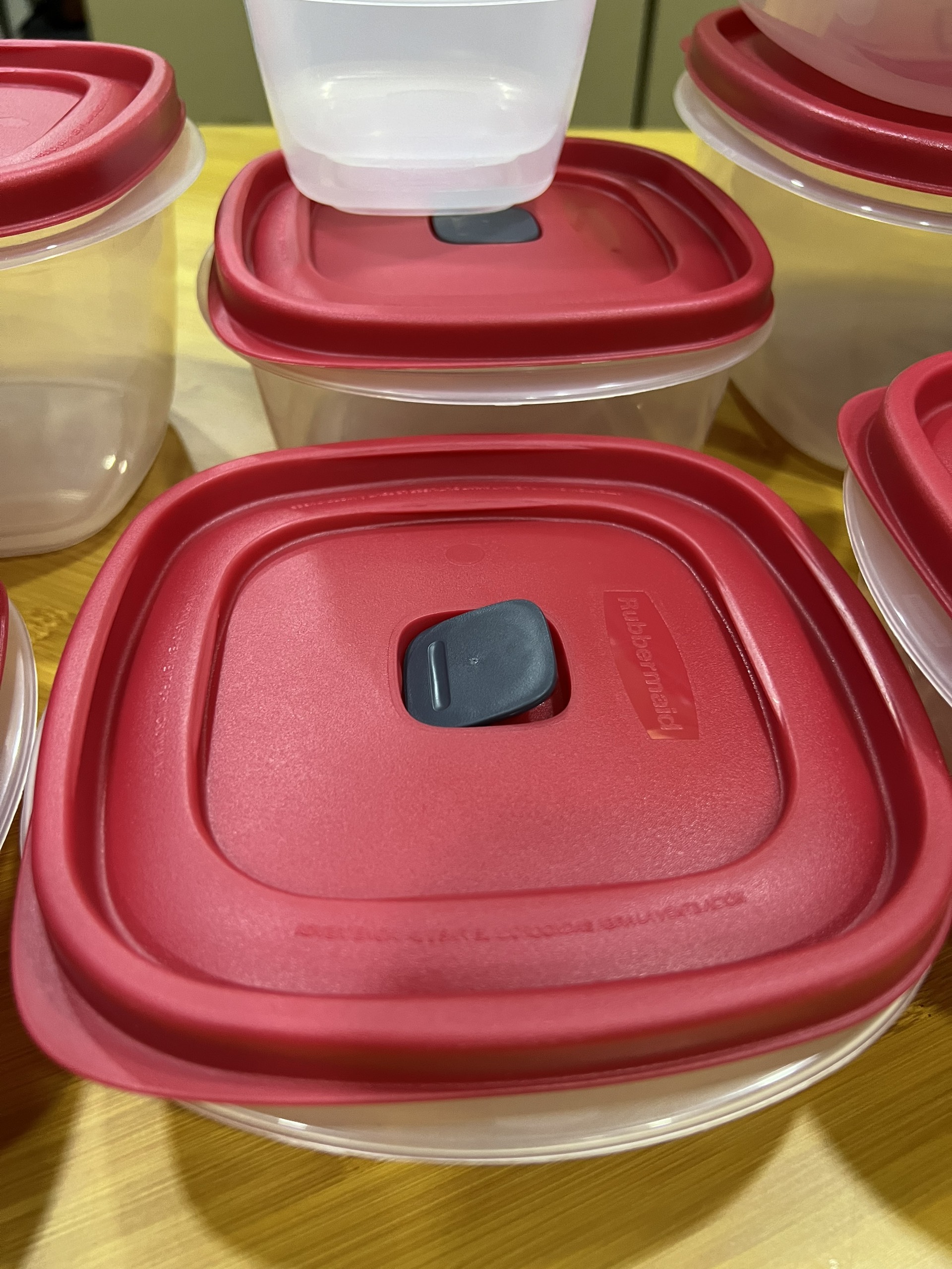 Bộ hộp nhựa đựng thực phẩm nắp đỏ có vent Rubbermaid USA
