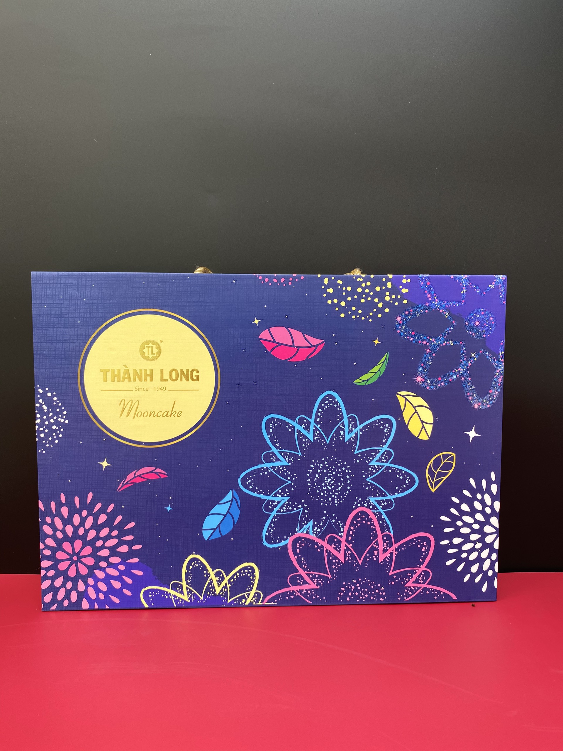 Bộ hộp Bánh trung thu Phát Lộc 6 bánh có trứng 100g - Thành Long - 600g - tặng 1 hộp trà - VIỆT NAM