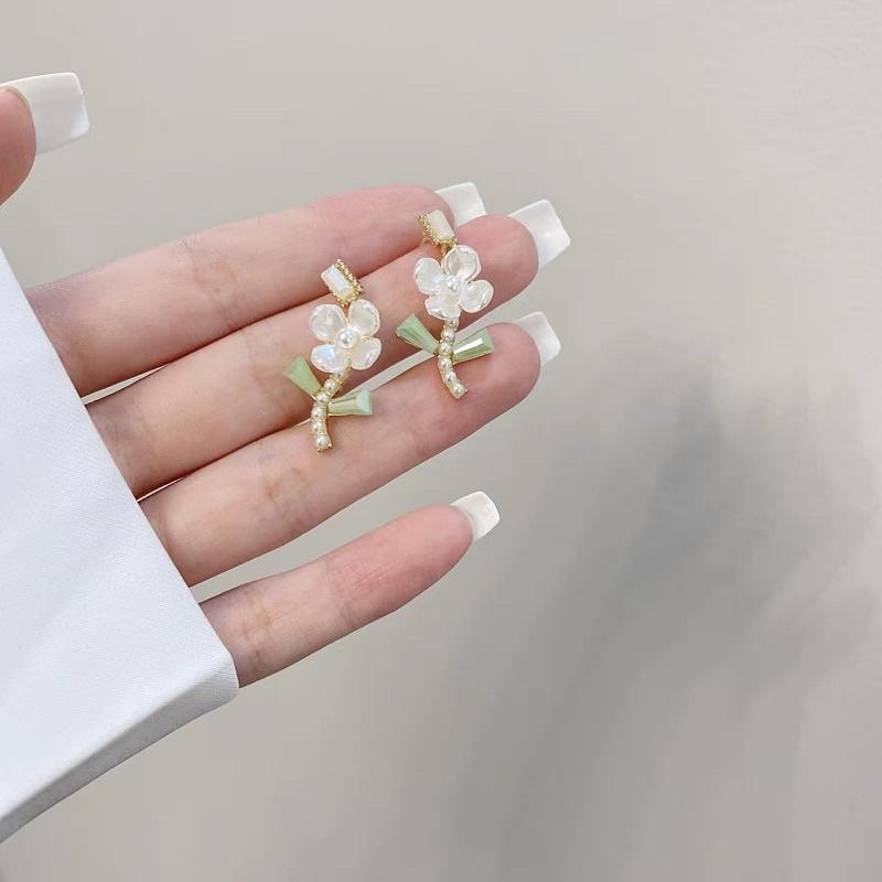 Bông Tai Khuyên Tai Nữ Cành Hoa Trắng Lá Xanh Đẹp Dễ Thương