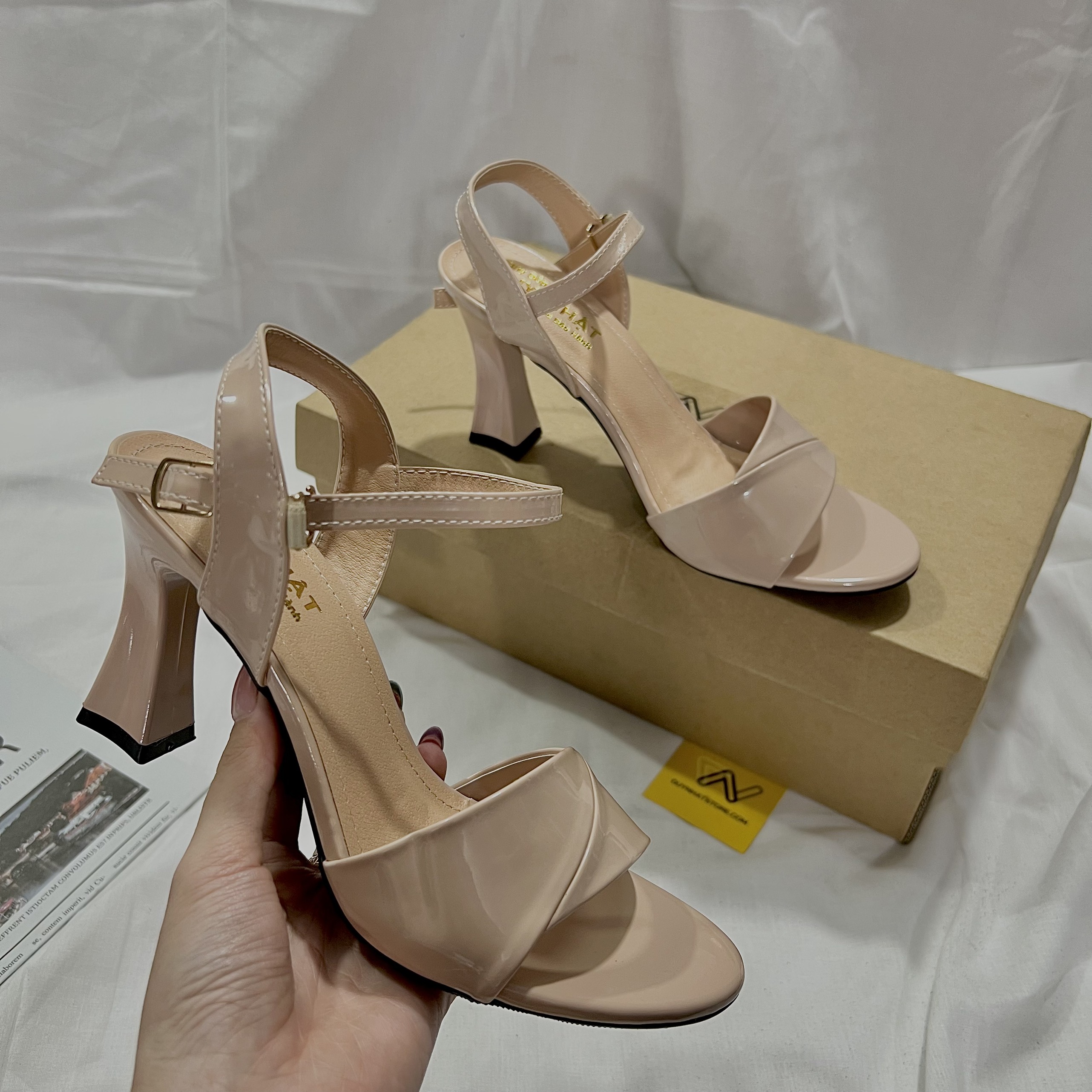 Giày Hở Mũi Sandal Trơn Soắn Cao Gót 7cm Giày Duy Nhật Store Phối Da Bóng Gót Vuông Uzzang Trend Thanh Lịch Màu Đen Kem