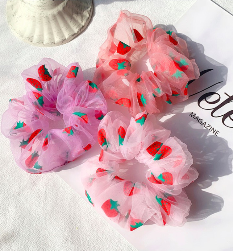 SET 3 DÂY CỘT TÓC SCRUNCHIES VẢI VOAN DÂU TÂY SẮC NÉT TẶNG KÈM MỘT DÂY CỘT TÓC QUẢ BƠ SIÊU DỄ THƯƠNG (Giao Màu Ngẫu Nhiên)