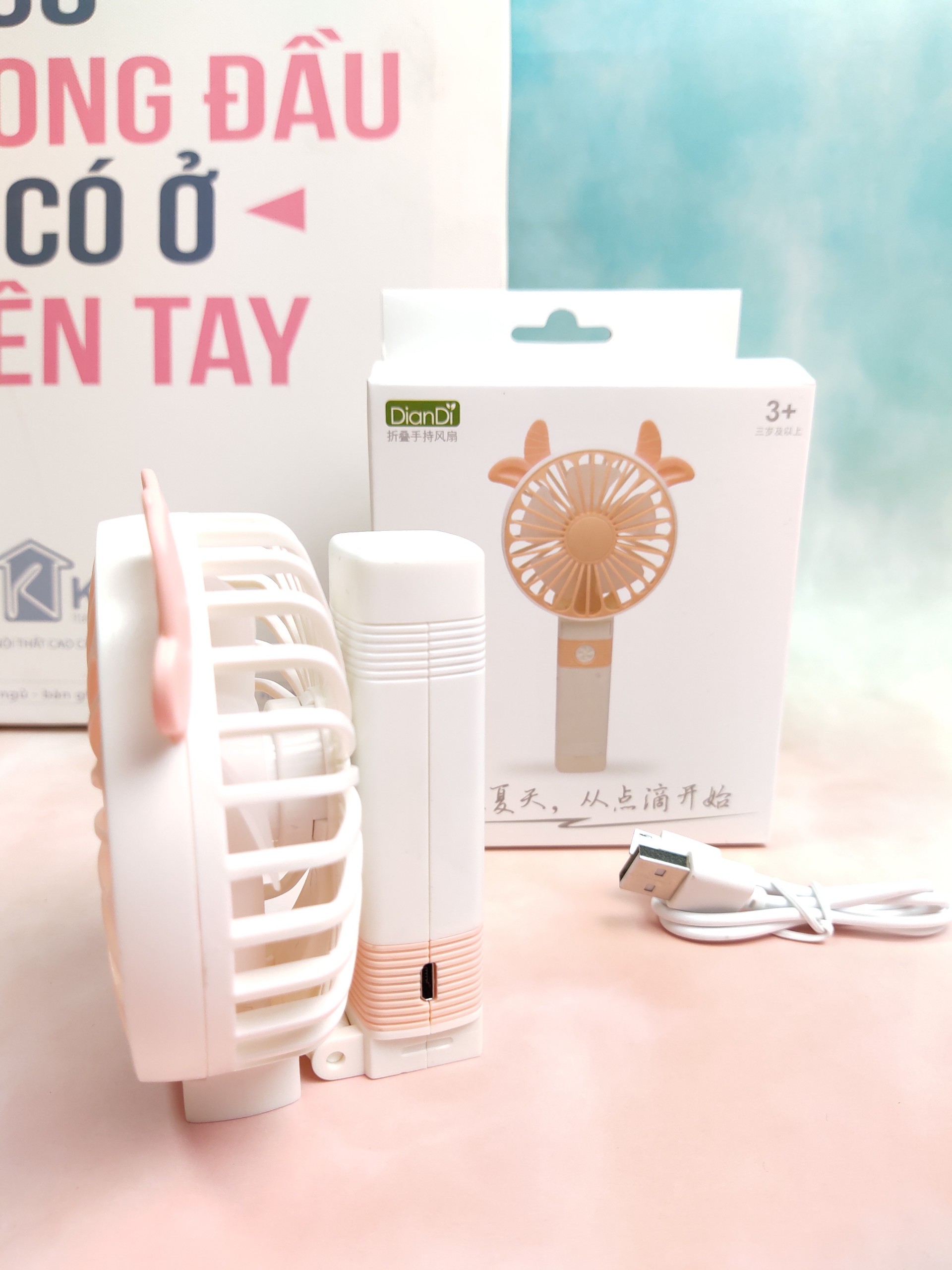 Quạt Mini Cầm Tay Cao Cấp Có Thể Gấp Tiện Dụng, Fan 2 Tốc Độ Gió Kèm Usb Cắm Sạc Hình Tai Mèo Có Nơ