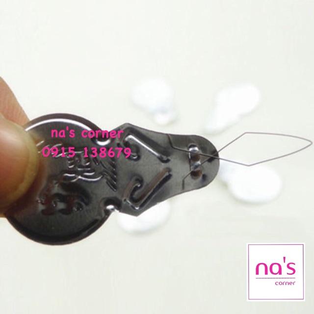 Dụng cụ xỏ chỉ kim rẻ tiền đơn giản sử dụng