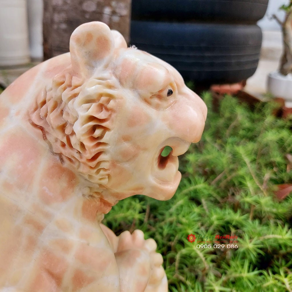 Tượng cọp nằm thỏi vàng 12 con giáp phong thủy đá cà rốt 20cm đá Non Nước