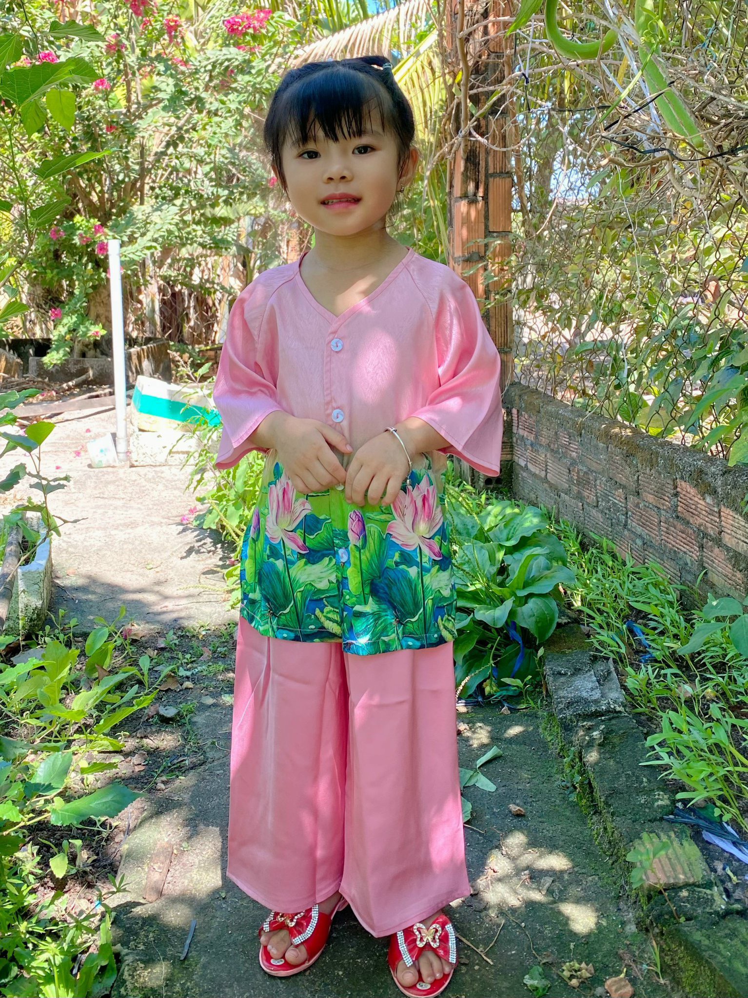 Nguyên set đồ bà ba cho bé gái hoa sen đi chơi biểu diễn đẹp từ 10-40kg chất lụa mát