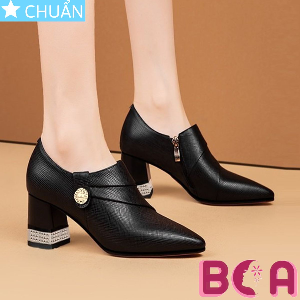 Giày bốt nữ cổ ngắn 5p RO609 màu đen, bề mặt nhám thời trang kết hợp điểm nhấn sang trọng tạo nên thiết kế thời thượng