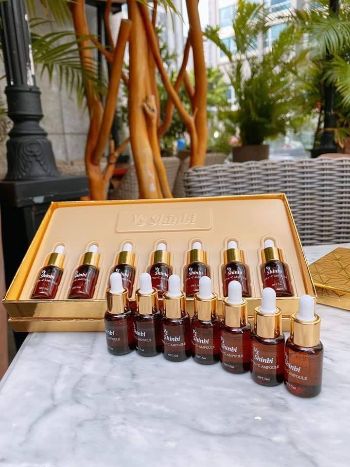 Set 7 lọ VS Shinbi Vita-C Ampoule Serum Hỗ Trợ Điều Trị Nám Tầng Sâu Phục Hồi Da, Xóa Sạm Nám Tàn Nhang Với Tính Chất Thẩm Thấu Nhanh Không Gây Bí Da Không Gây Khô Bong Tróc Da Dưỡng Trắng Hồng Căn Mịn Vùng Da Sau Điều Trị Lọ 7ml
