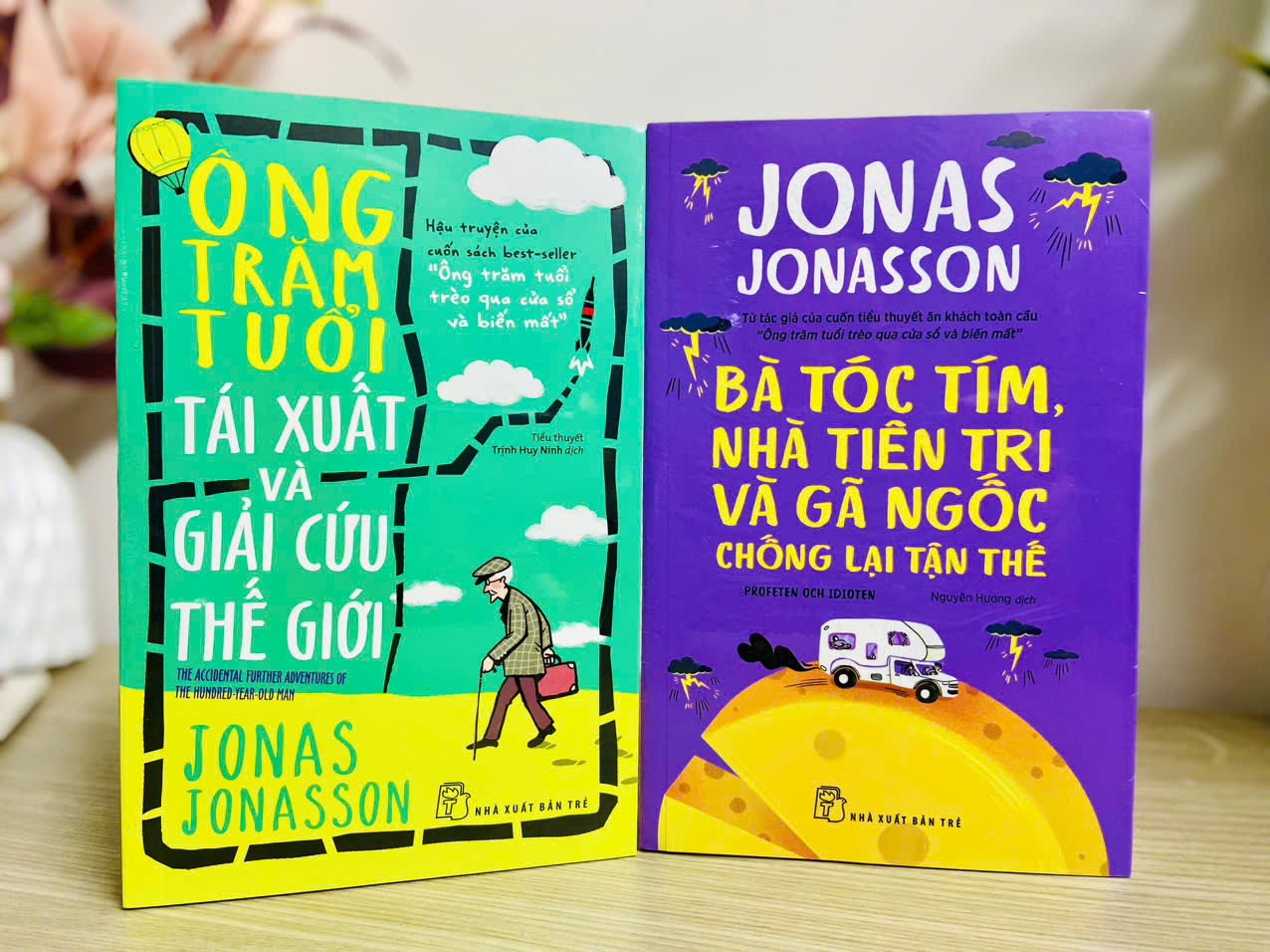 Sách Combo Ông trăm tuổi tái xuất và giải cứu thế giới + Bà tóc tím, nhà tiên tri và gã ngốc chống lại thế giới (Chang Book)