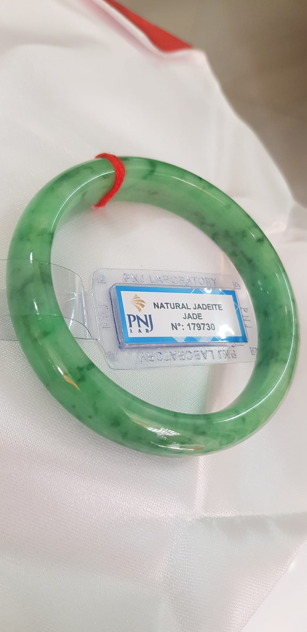 Vòng Cẩm Thạch tự nhiên Vip Bản Hẹ ĐL Ni 56mm x Cao 12mm x dầy 7,8mm Vòng kiểm định P No 179730 màu Xanh Lý Đều bóng vân đậu lý cưng quá mượt đẹp Nữ mệnh Mộc Thủy Hỏa cân nặng 54kg - 63kg đeo rất đẹp sang tay ạ