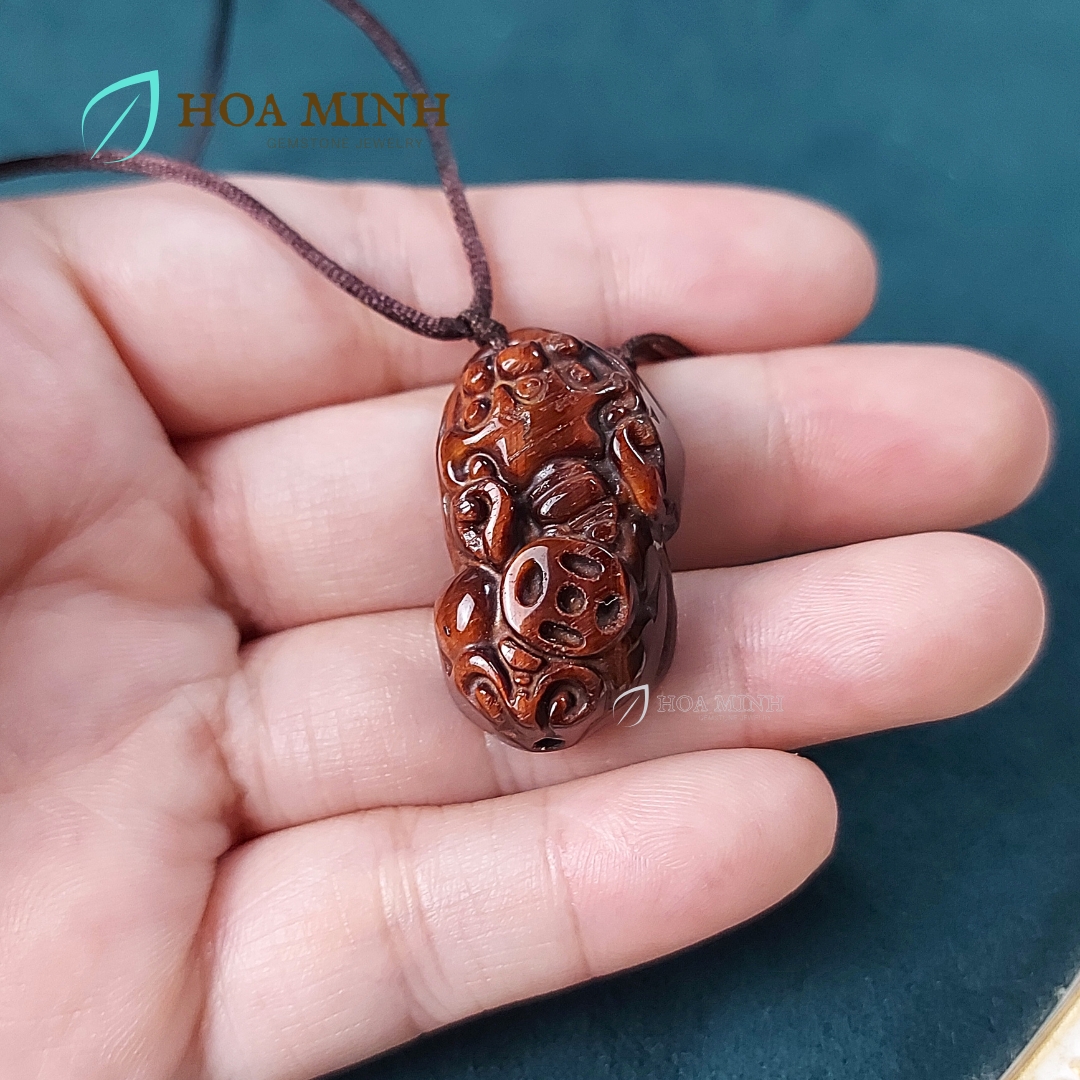 Mặt dây chuyền cụ Tỳ Hưu Kim Tài Lộc chất đá Mắt Hổ đỏ nâu tự nhiên size 16.8x29mm
