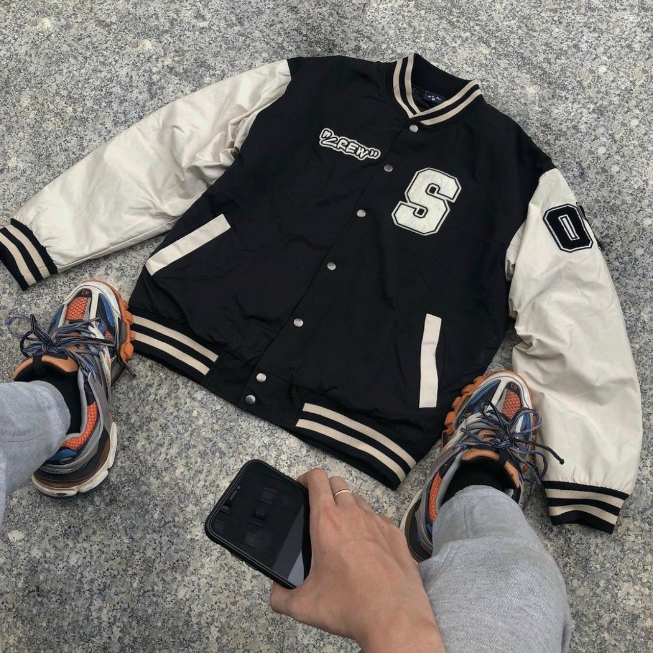 Áo Khoác Bomber Dù chữ cá tính chất dù 2 lớp đẹp - Form chuẩn Unisex Nam Nữ Couple - Thân đen tay đen - XL 61-75kg