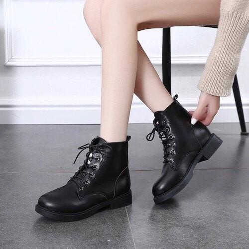 Giày boots ulzzang cao cổ màu be và đen cao 3cm có lót lông