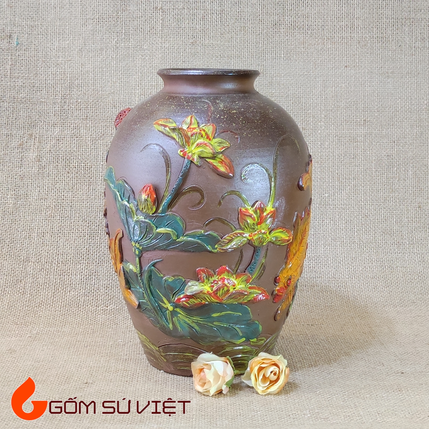 Bình gốm sành đắp nổi họa tiết cá chép và hoa sen - Gốm sành thủ công độc bản