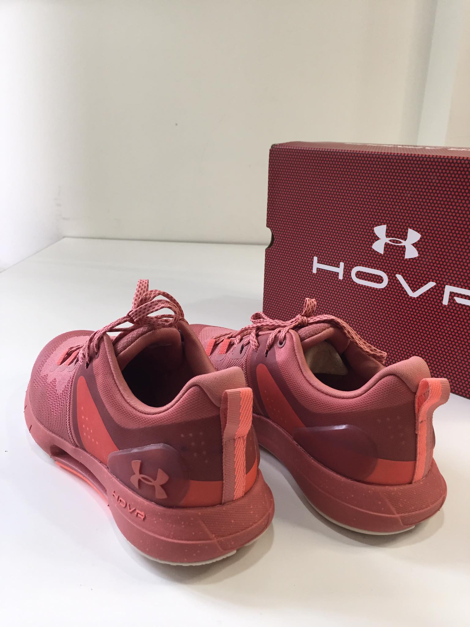 giày sneaker nữ Under Amourr chinh hãng xách tay Mỹ