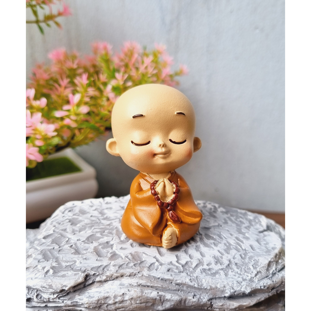 Mẫu 08 chú tiểu áo nâu nhí đáng yêu