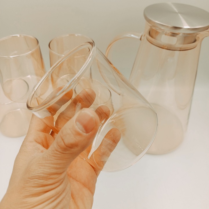 Bình Thủy Tinh Chịu Nhiệt Màu Vàng Cao Cấp 1,8 L Tặng Kèm 6 Cốc không quai vàng Sang Trọng Tinh Tế.