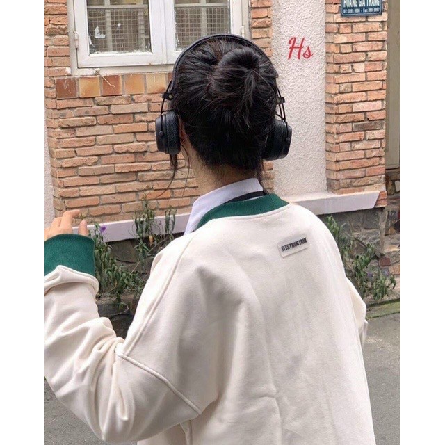 Hình ảnh Áo khoác nỉ nữ kiểu dáng cardigan phối nút cổ tim in logo cực đẹp thích hợp mặc đi chơi đi học