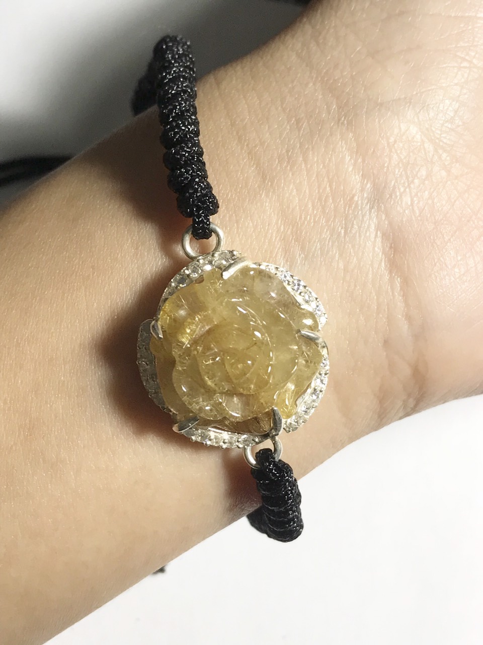 Hoa mẫu đơn đá thạch anh tóc vàng đã bọc bạc tết dây đen free size