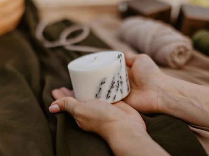Nến thơm cao cấp bằng sáp đậu nành, mùi hương từ tinh dầu hoa oải hương Pháp, trang trí hoa oải hương tự nhiên - 250ml