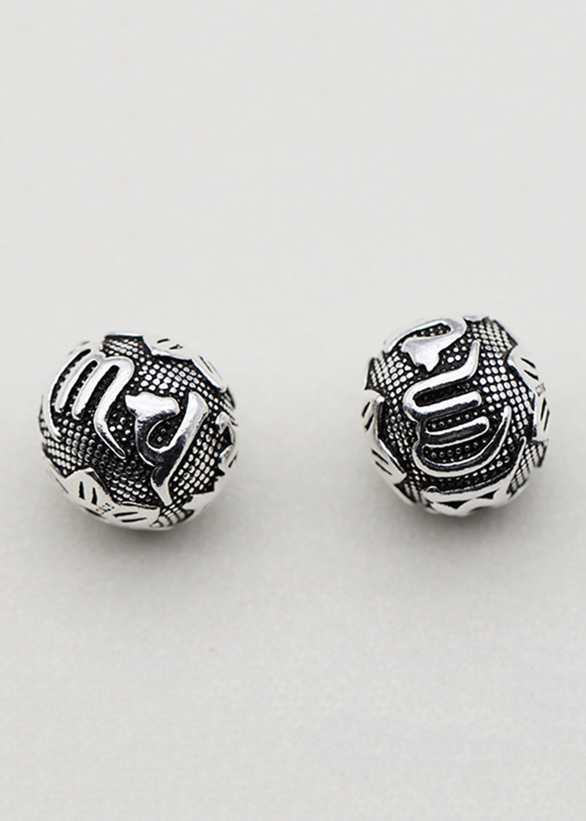 Charm bạc hình cầu họa tiết lục tự minh chú xỏ ngang - Ngọc Quý Gemstones