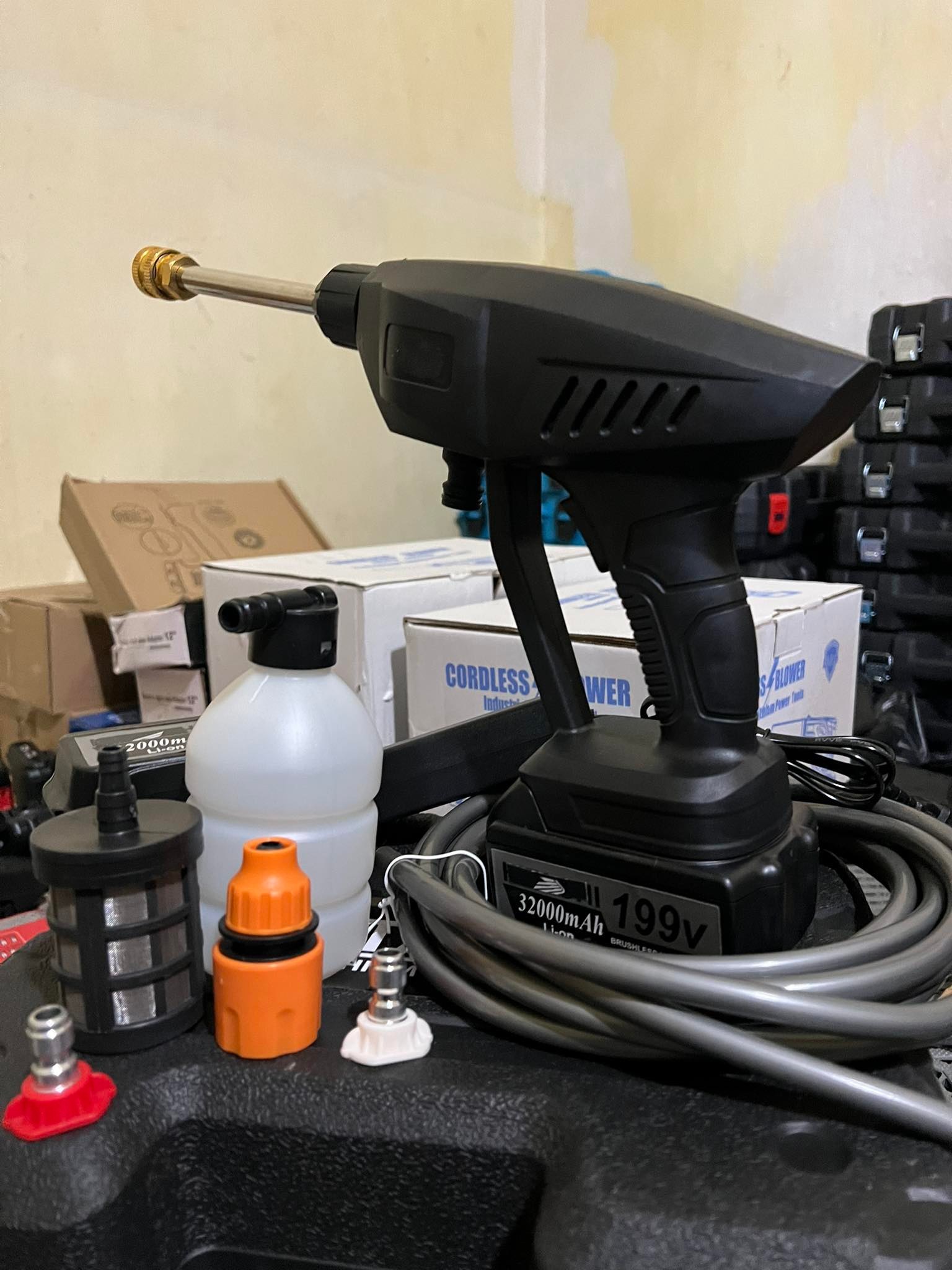 Máy rửa xe , tưới cây áp lực cao bằng Pin đa năng