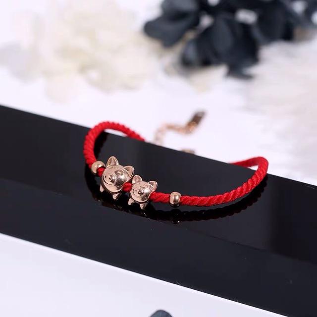Vòng tay titan dây đỏ 2 heo