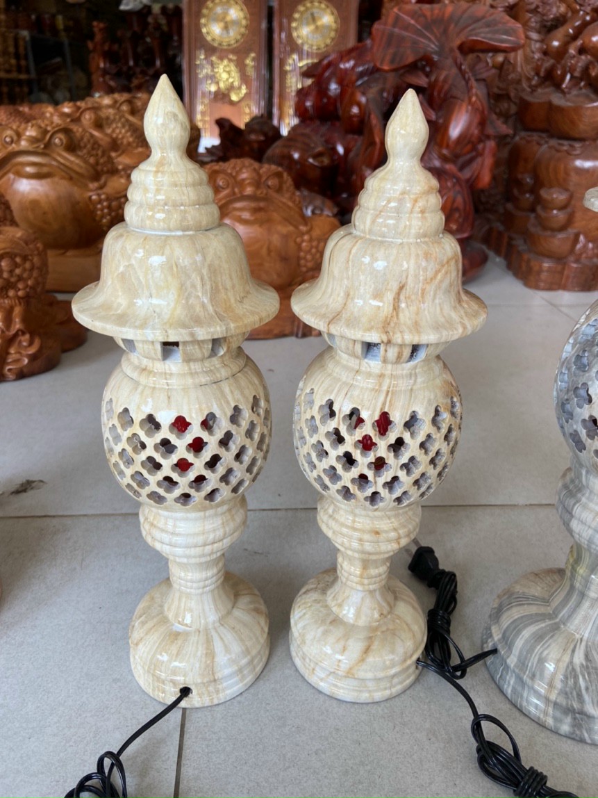 Cặp Đèn thờ gỗ xà cừ – Mẫu đèn thờ đẹp vân đá xám nâu cao 34cm