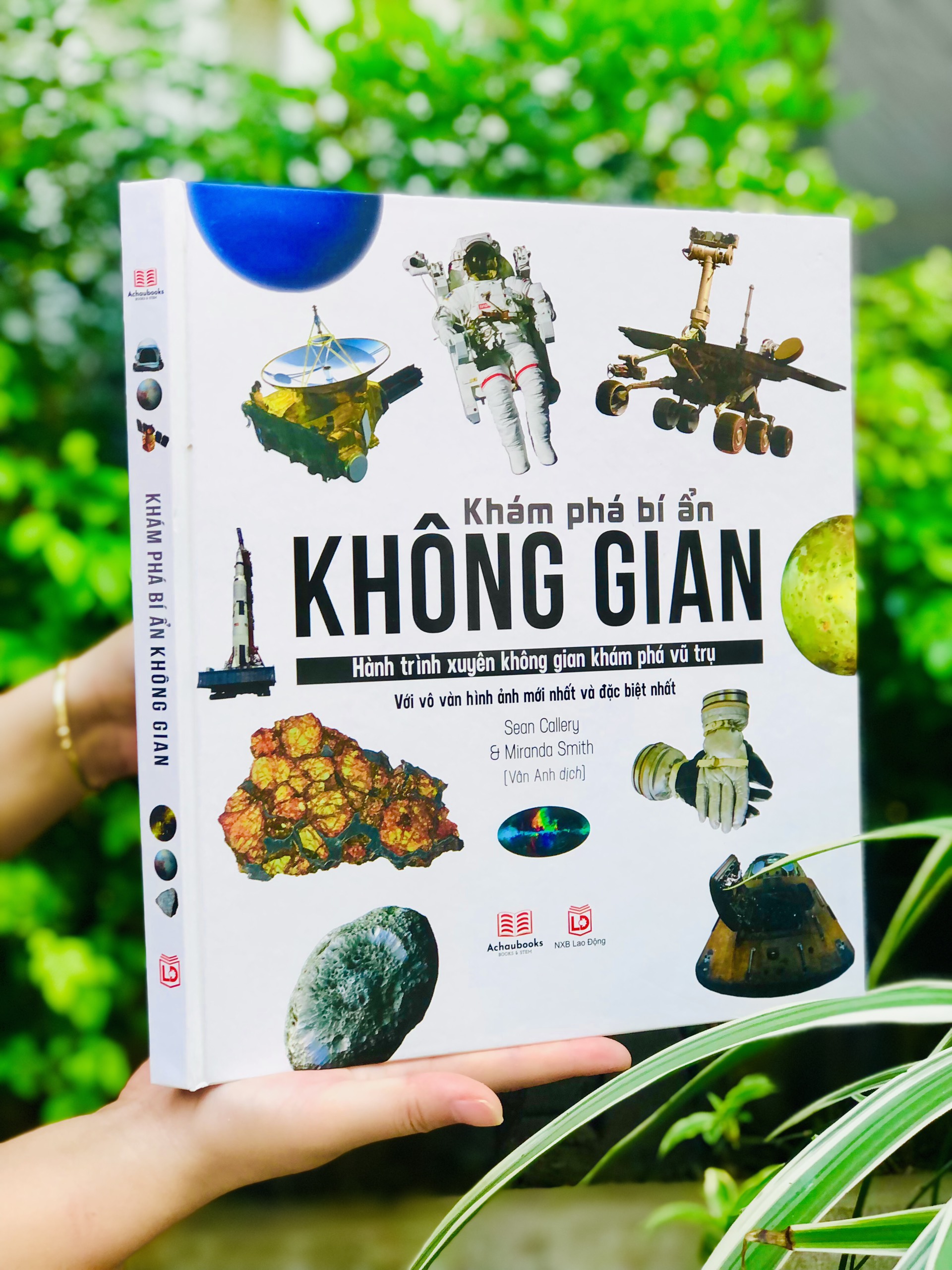 Sách Bách Khoa Toàn Thư -  Khám Phá Bí Ẩn Không Gian ( Space The Definitive Visual Catalog ) - Một Hành Trình Du Ngoạn Từ Trái Đất, Qua Hệ Mặt Trời Của Chúng Ta Và Ra Ngoài Vũ Trụ Vươn Tới Những Vì Sao - Á Châu Books