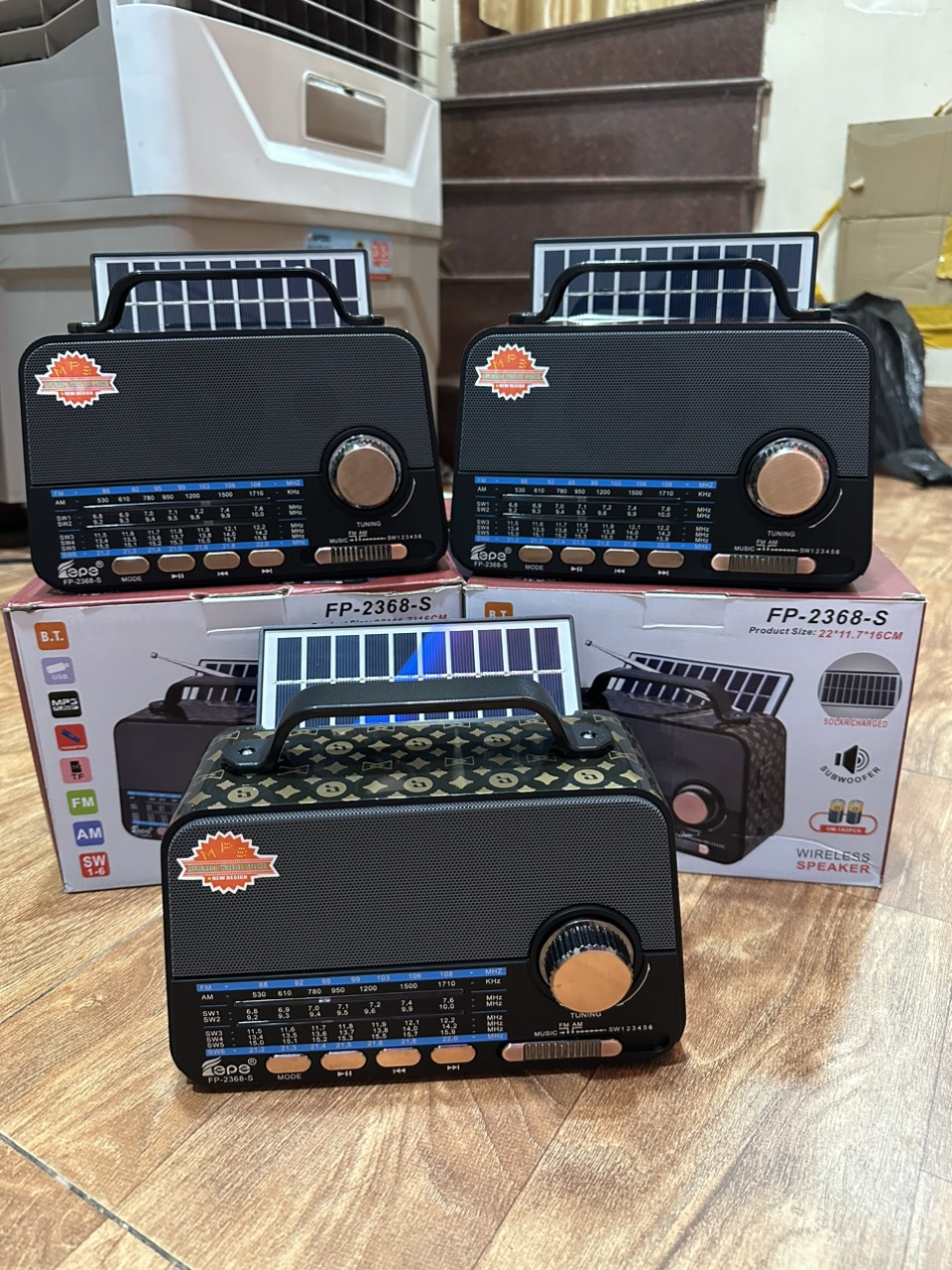 Đài Radio năng lượng mặt trời 2368 S xoay 180 độ kết nối FM,AM,SW,Bluetooth có cổng usb và thẻ nhớ. Pin 6 tiếng hàng Chính hãng Kim Cương