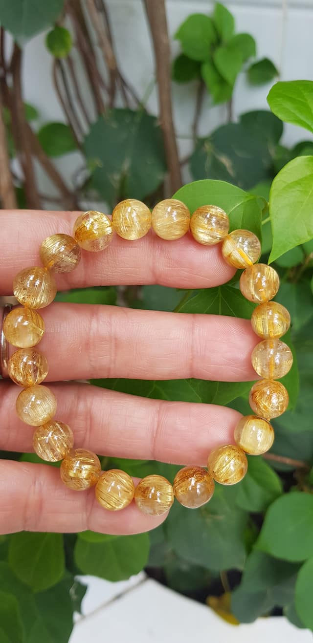 Vòng đeo tay phong thủy may mắn nữ đá thạch anh tóc vàng đồng trục tự nhiên Size vòng hạt 9mm ánh sáng rất đẹp Vòng chuẩn hợp nữ mệnh kim, mệnh thổ, mệnh Thủy ạ
