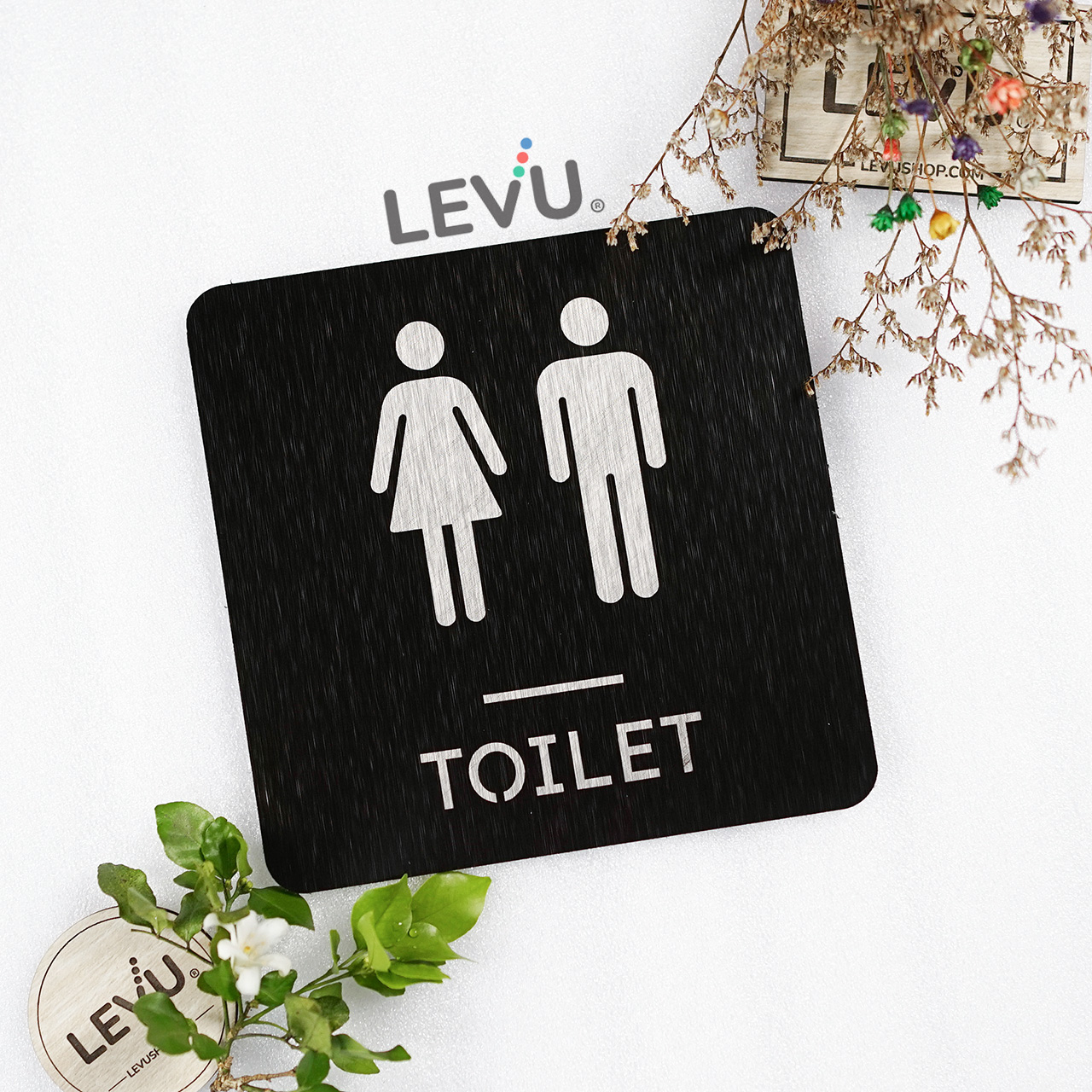 Bảng toilet bằng nhôm alu đen xước trang trí cửa khu vực nhà vệ sinh