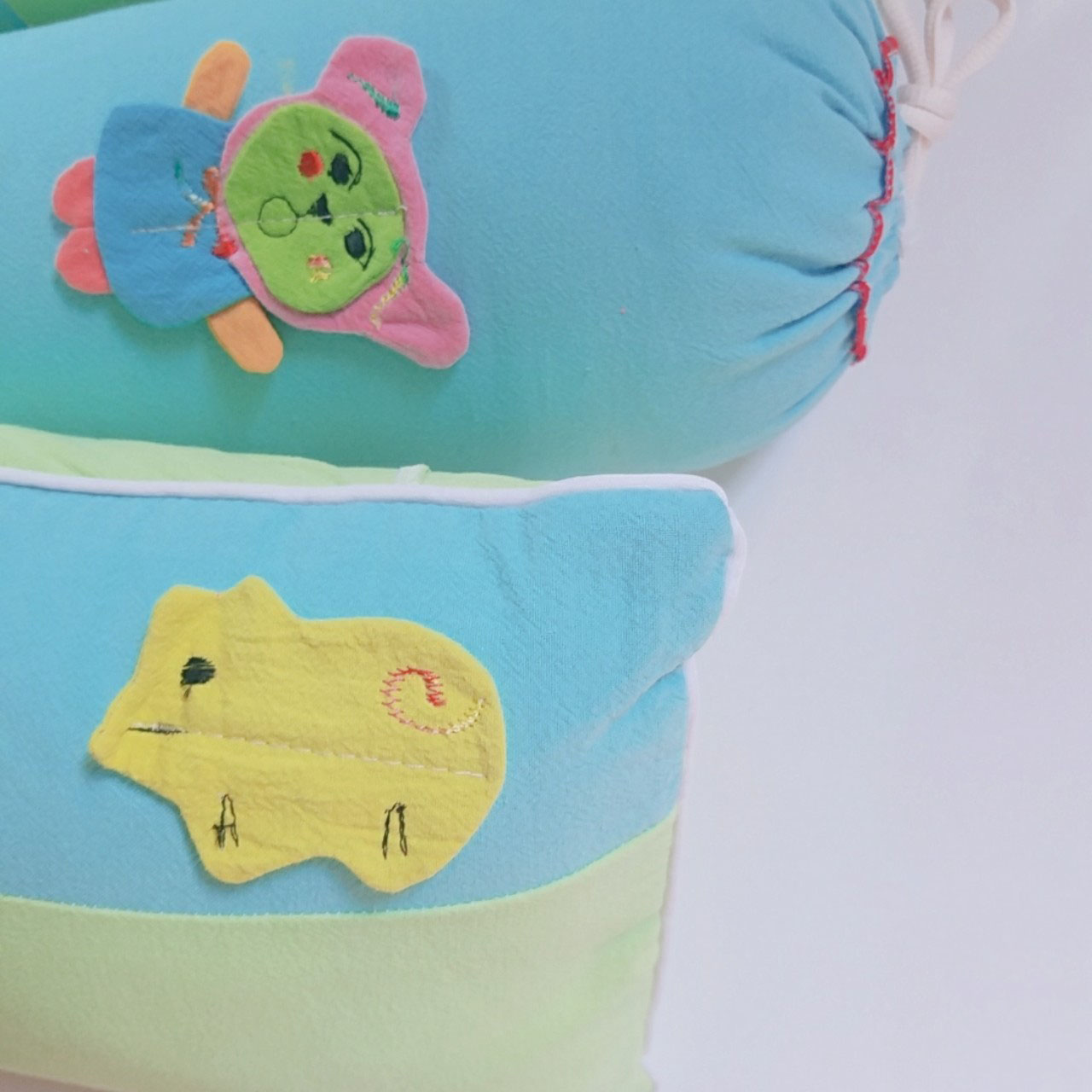 Bộ Gối Nằm 02 Gối Ôm Cho Bé Vải Cara - Giao Màu Sắc Ngẫu Nhiên