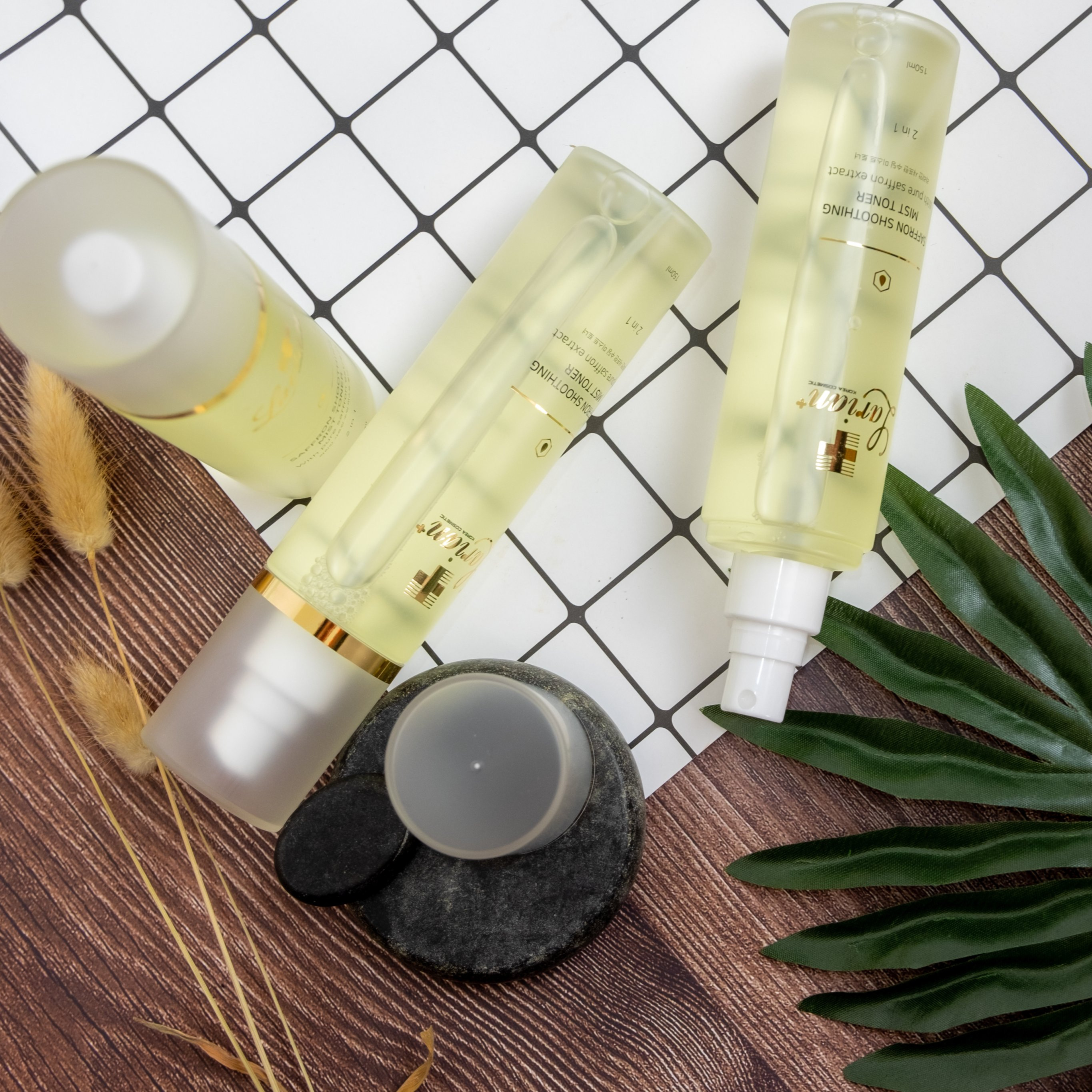 Xịt khoáng nước Hoa Hồng 2 in1 chiết xuất Nhuỵ Hoa Nghệ Tây. Larian Saffron shoothing Mist Toner. Kích thích sự trao đổi giữa các tế bào, tăng khả năng tái sinh cho làn da