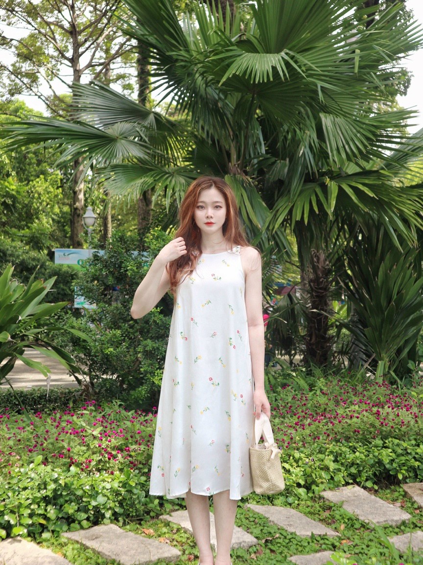 Đầm yếm dáng suông dài qua gối, Đầm maxi form rộng Cao Cấp trắng in hoa nhí, sát nách cổ tròn MiNhi