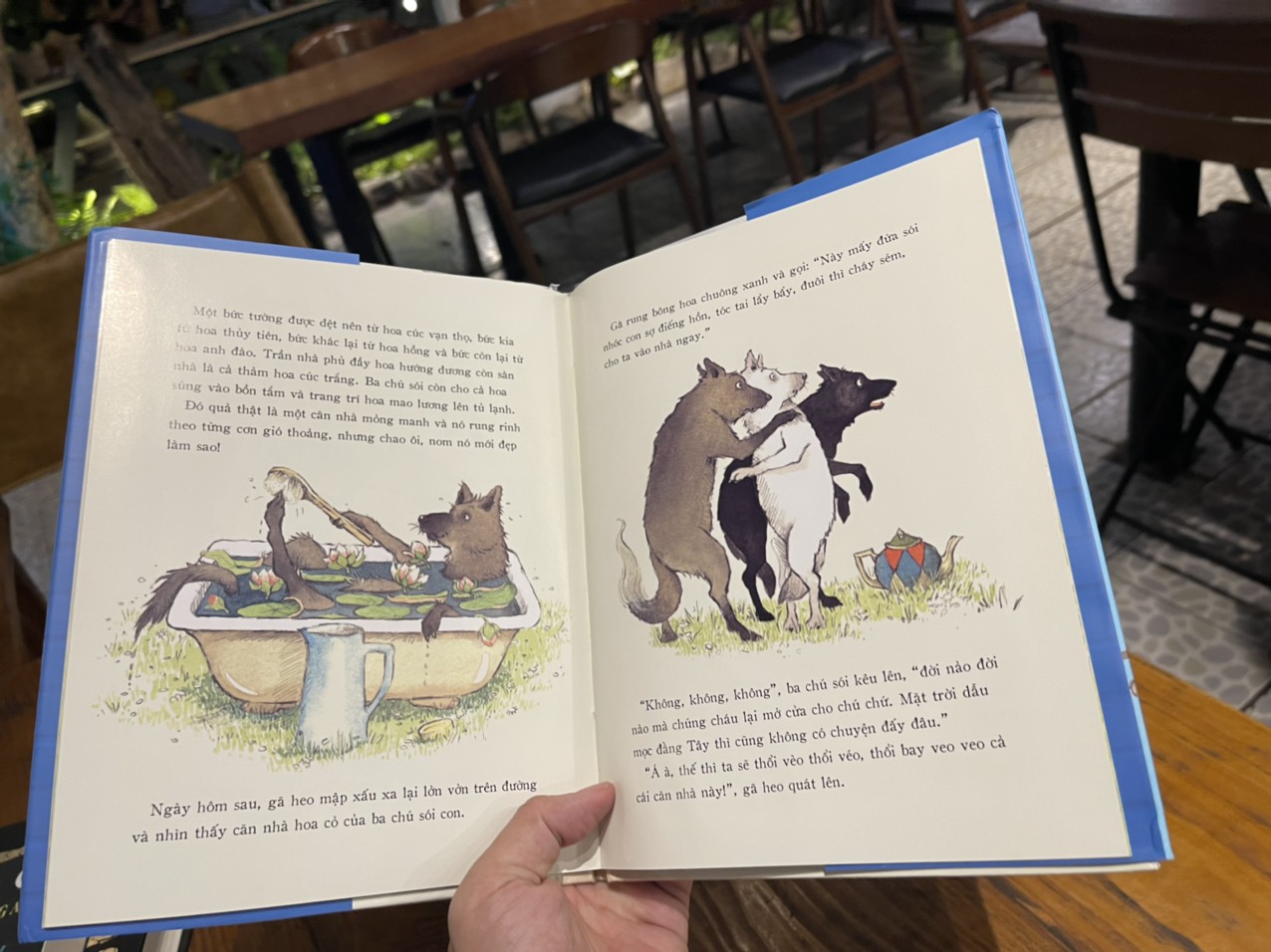 (Bìa cứng, minh họa in màu) BA CHÚ SÓI CON VÀ GÃ HEO MẬP XẤU XA - Eugene Trivizas - Helen Oxenbury minh họa - Crabit Kidbooks