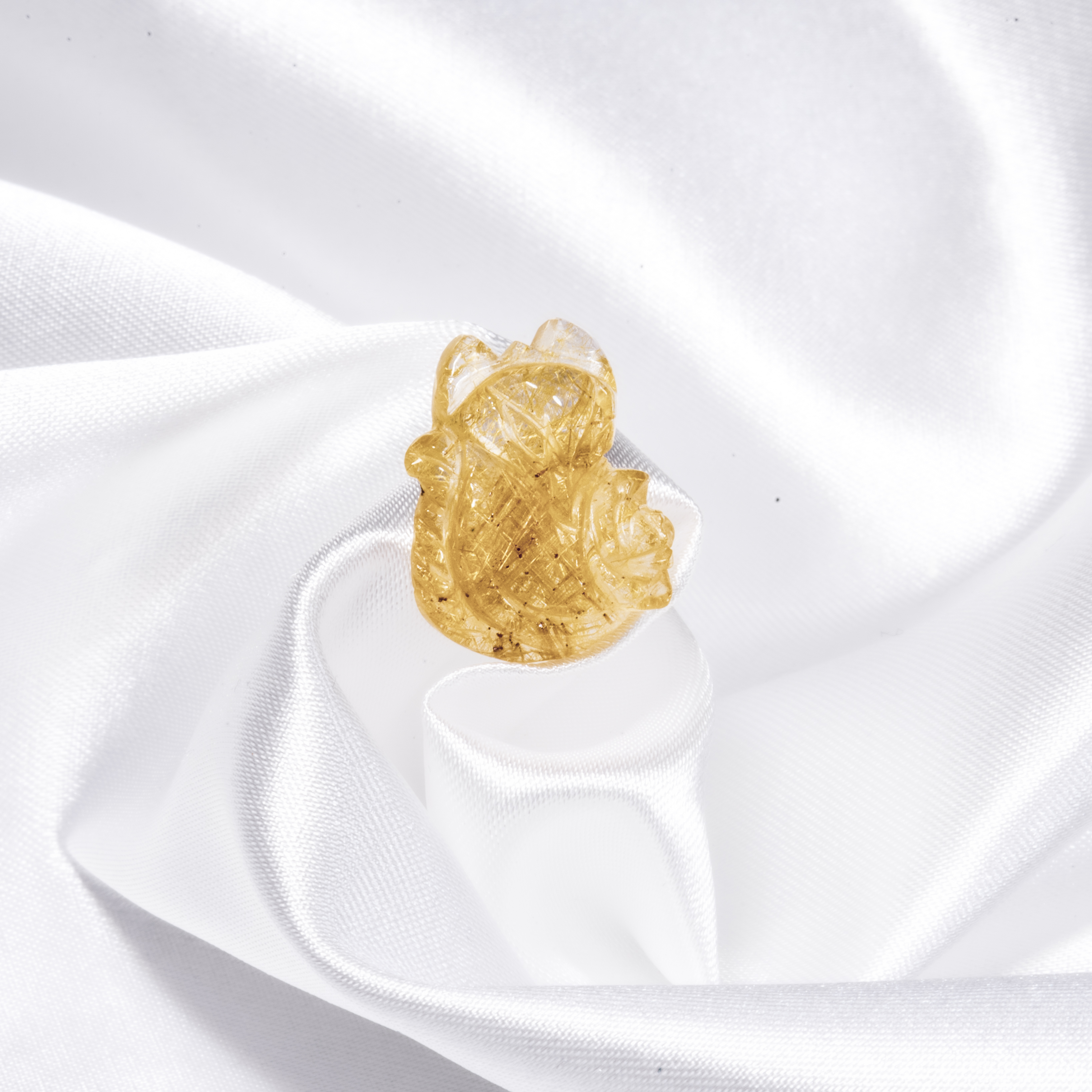 Mặt dây chuyền Hồ Ly Thạch Anh Tóc Vàng dáng tròn ôm hoa mẫu đơn - Hợp mệnh Thổ, Kim giúp trợ duyên, cải vận | VietGemstones