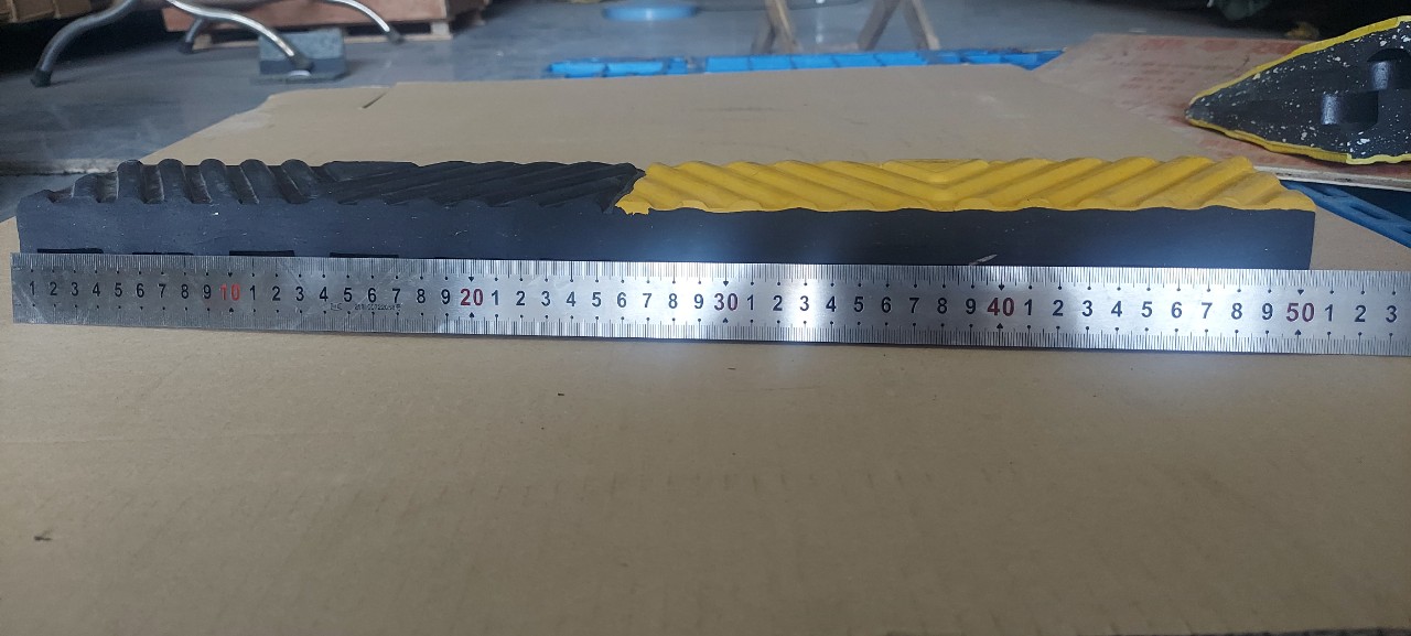 Cao su cầu dốc cao 5 dài 50 rộng 18cm màu vàng đen