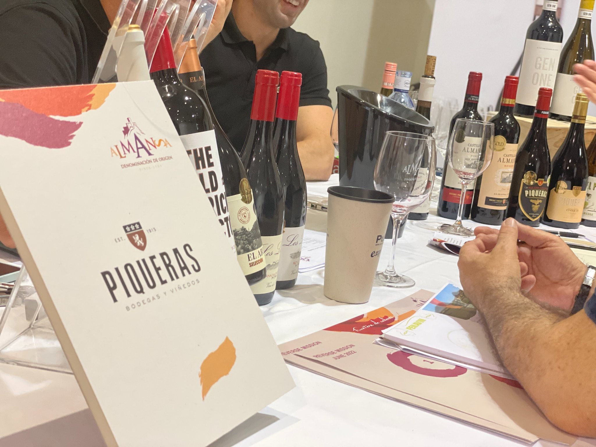 Rượu vang Organic Castillo De Almansa Roble kèm túi hộp,đồ khui