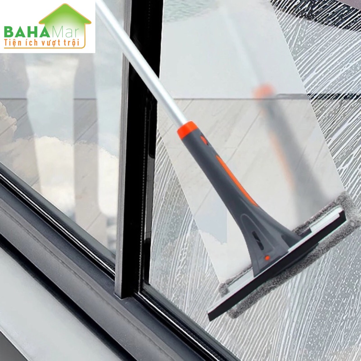 CÂY LAU KÍNH 3 TRONG 1 BAHAMAR rất tiện dụng khi tích hợp cả bình xịt gắn vào đầu cây lau có gạt kính và bông lau đồ