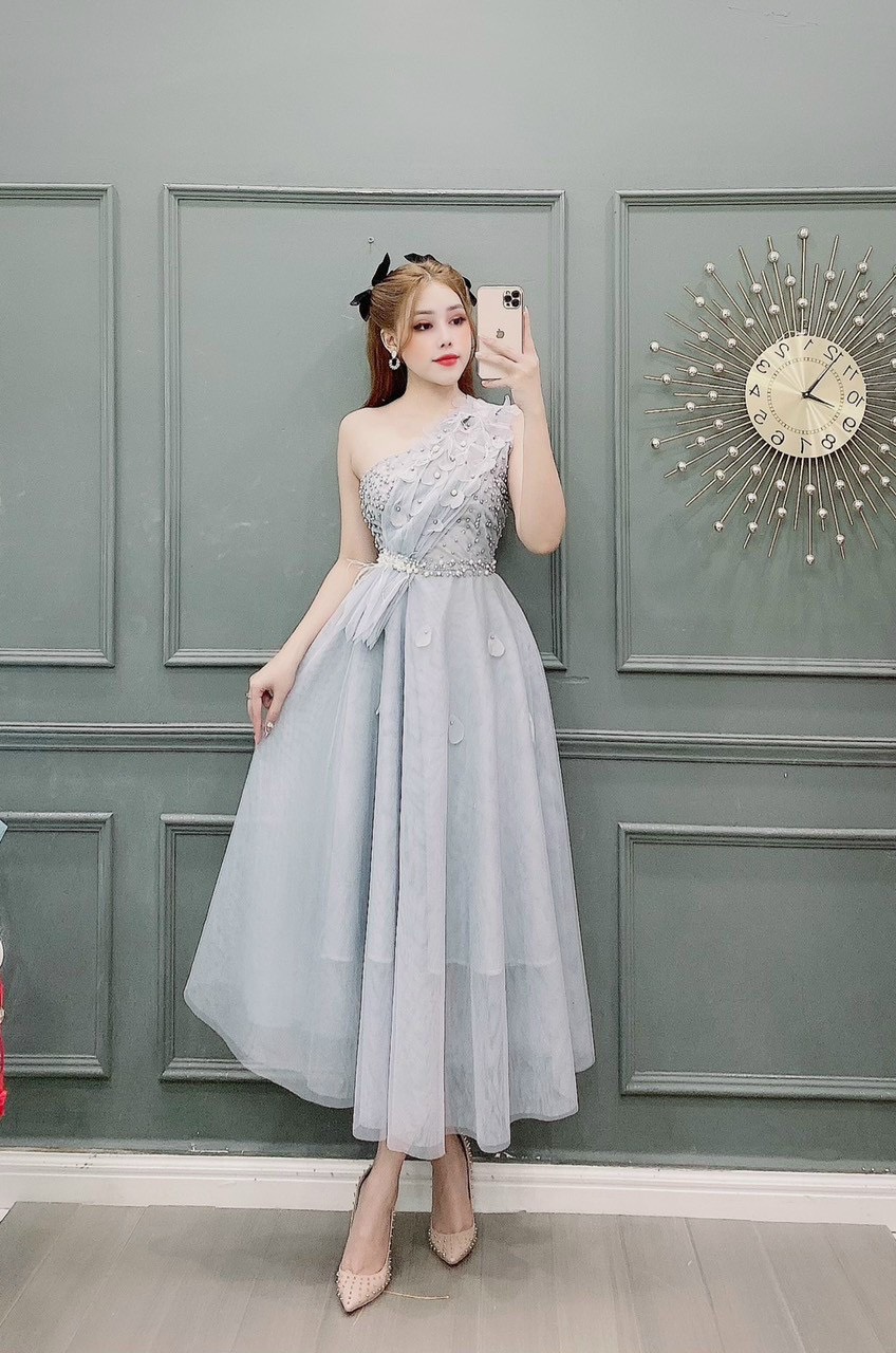 Đầm xoè dự tiệc lệch vai kết hoa nổi và cườm TRIPBLE T DRESS - size M/L - MS149V