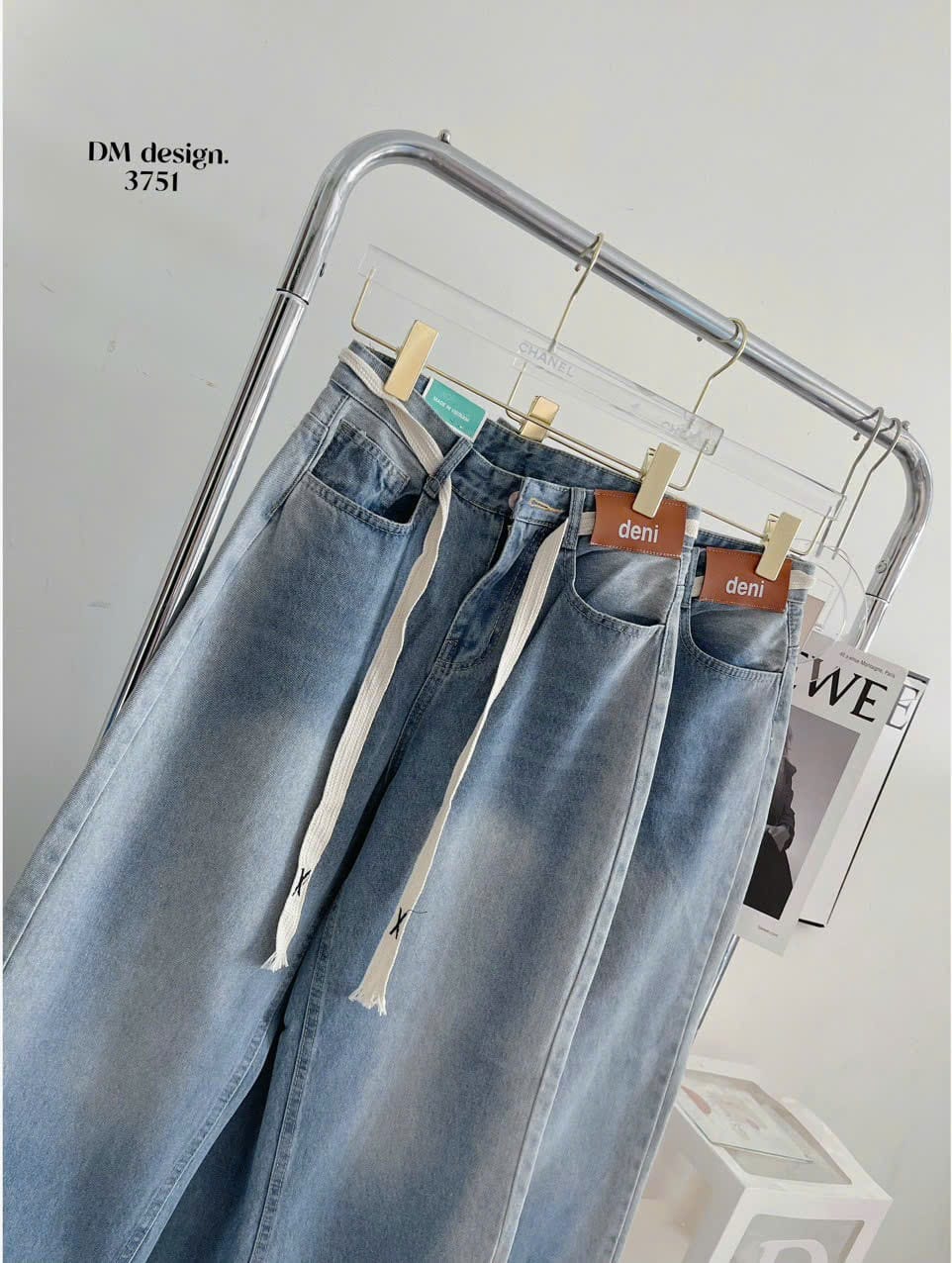 Quần baggy jean nữ ống suông loang màu đắp mác da phối dây cá tính