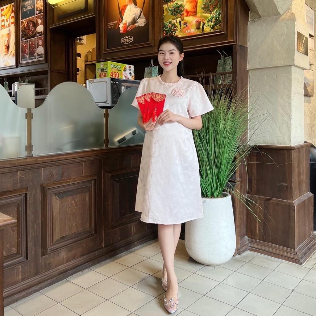Đầm bầu dự tiệc gấm nổi hoạ tiết phối cổ đan đính bông - Hồng
