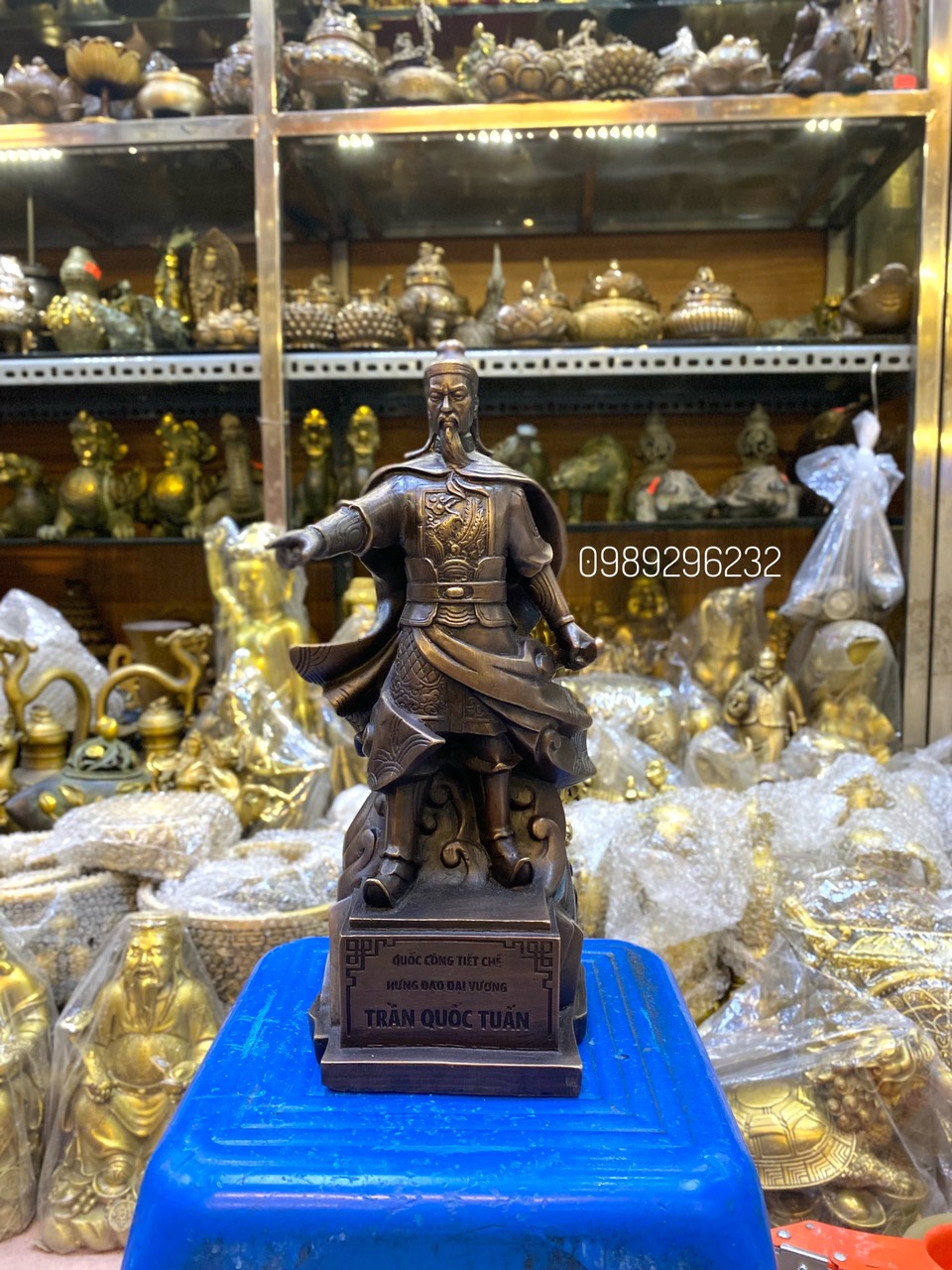 Tượng Hưng Đạo Đại Vương Trần Quốc Tuấn chỉ tay bằng đồng hun - Tượng Trần Quốc Tuấn