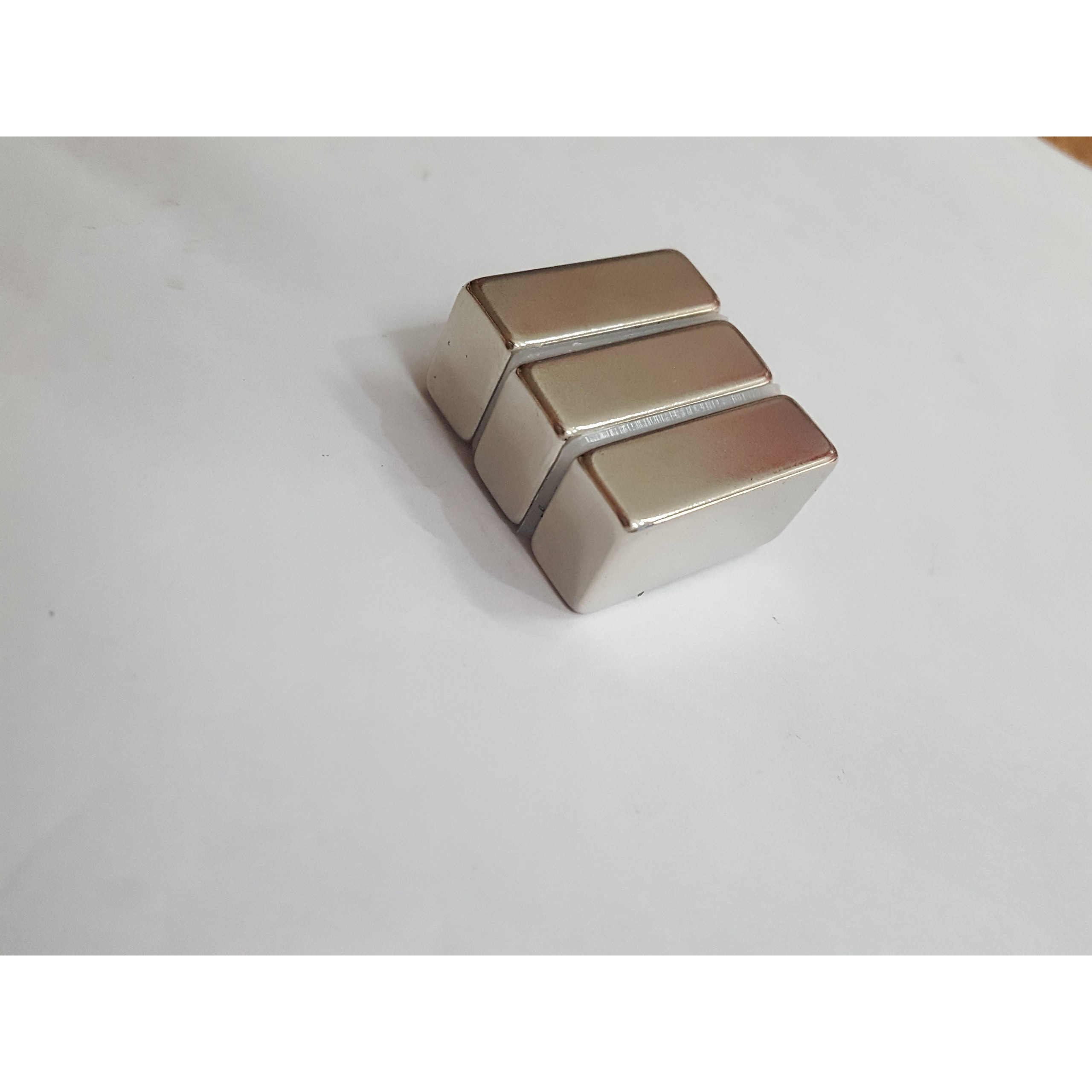 Nam châm viên trắng đất hiếm 30x15x10mm