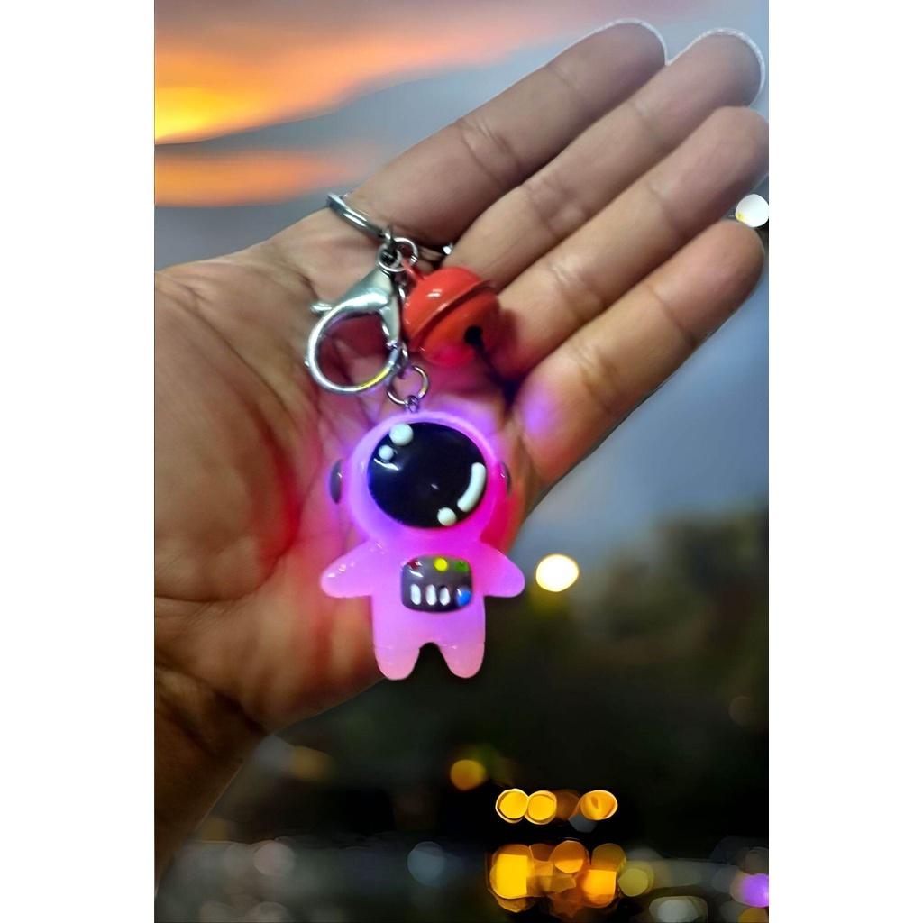 Móc Khóa Phi Hành gia rất xinh xắn và dễ thương, có đèn bên trong chớp tắt phát sáng cho bạn thấy đường mở cửa