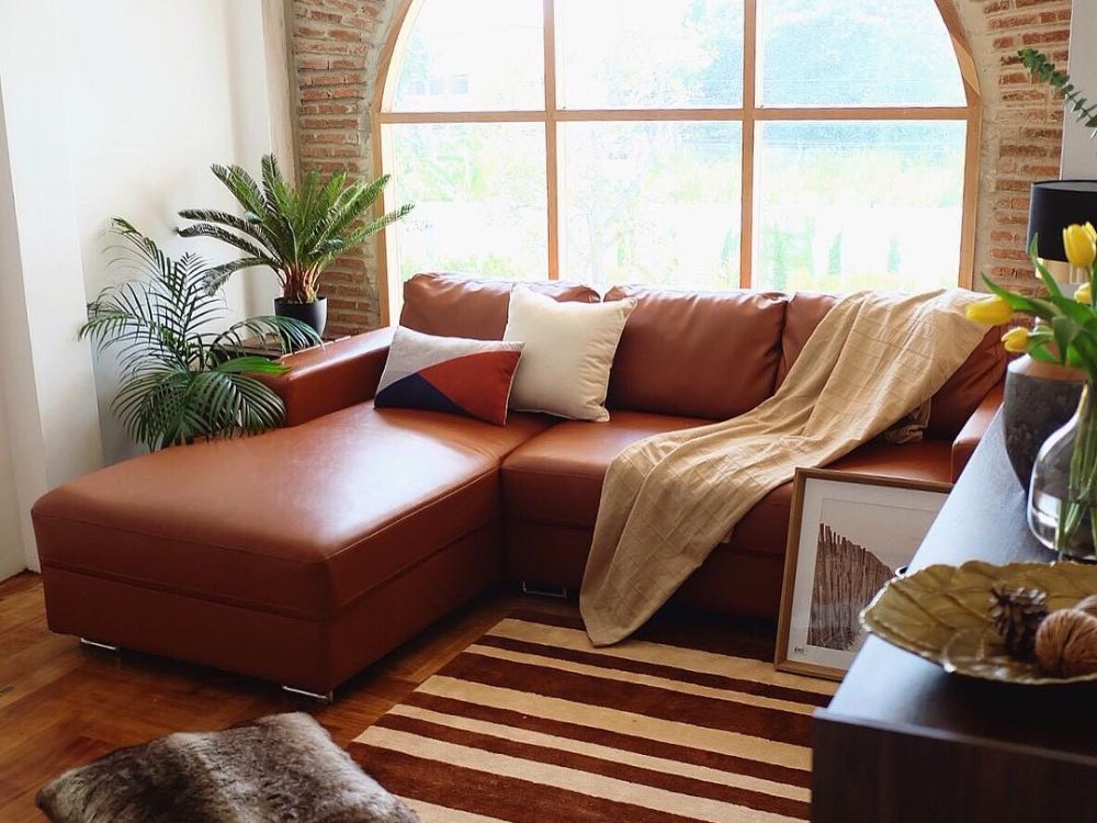 Ghế sofa giường góc chữ L phải POLLY khung gỗ chân thép, đệm bọc da PVC cao cấp màu nâu | Index Living Mall - Phân phối độc quyền tại Việt Nam