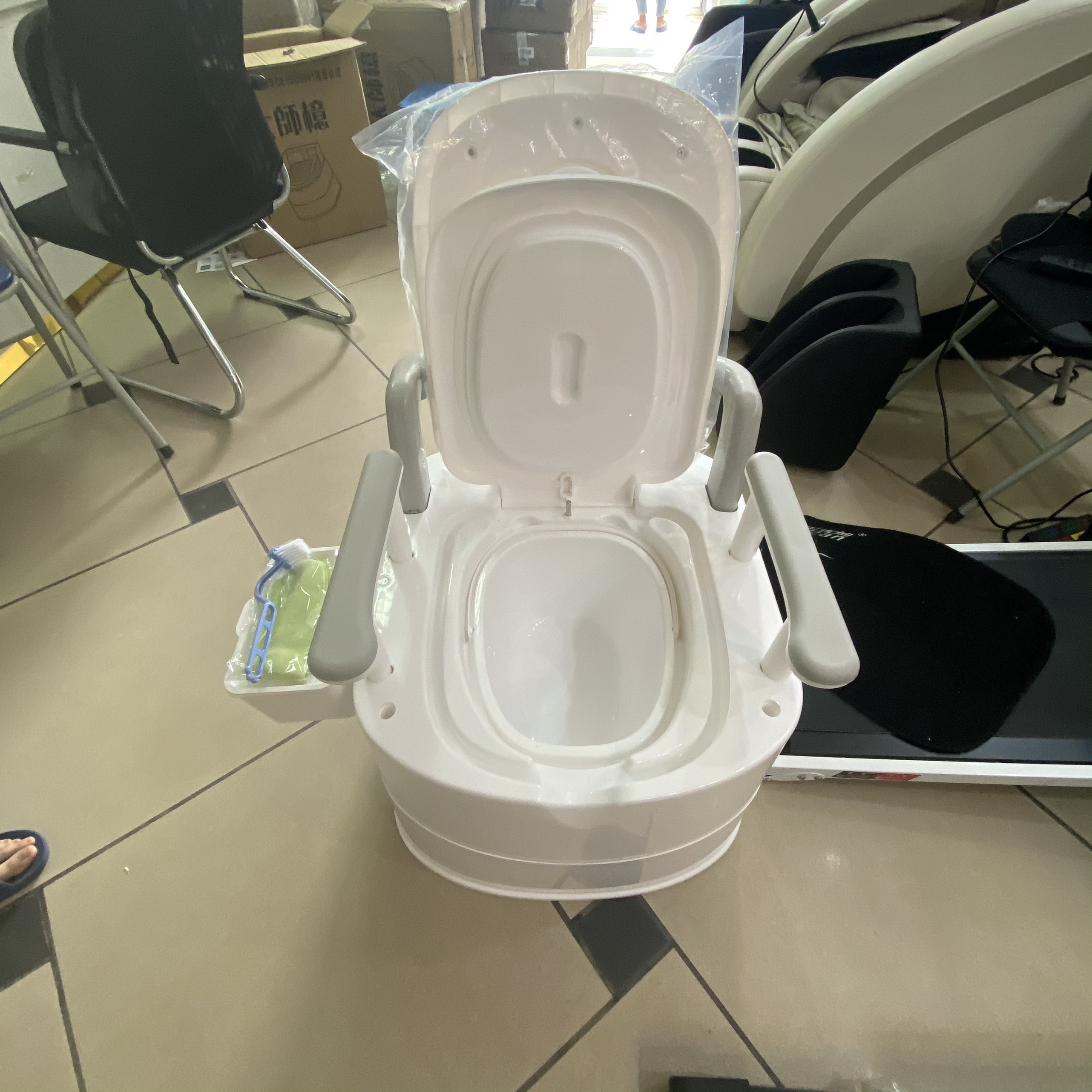 Toilet di động, Bồn cầu di động cho người già có tay vịn kèm bô bên trong, có tựa lưng chắc chắn