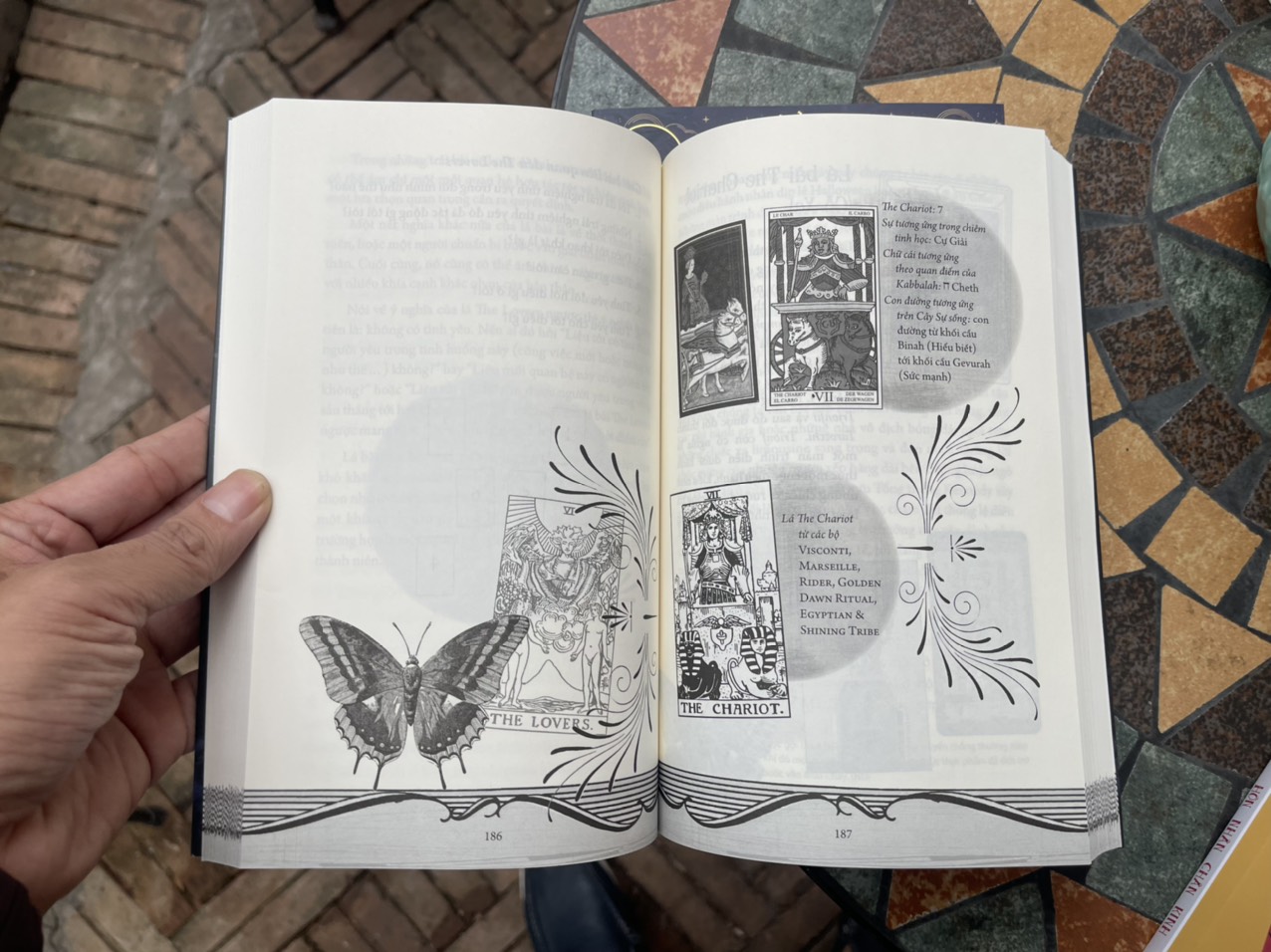 [Combo 2 tập]  TAROT WISDOM - 22 lá bài Ẩn Chính – Hành trình của Chàng khờ  và 56 lá bài Ẩn phụ – Bức tranh toàn cảnh của Vũ trụ –  Rachel Pollack – Minh Phương dịch - Thái Hà - NXB Công Thương